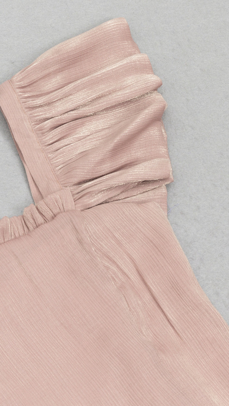 Midikleid mit Rüschen und Schlitz am Ausschnitt in Hellrosa