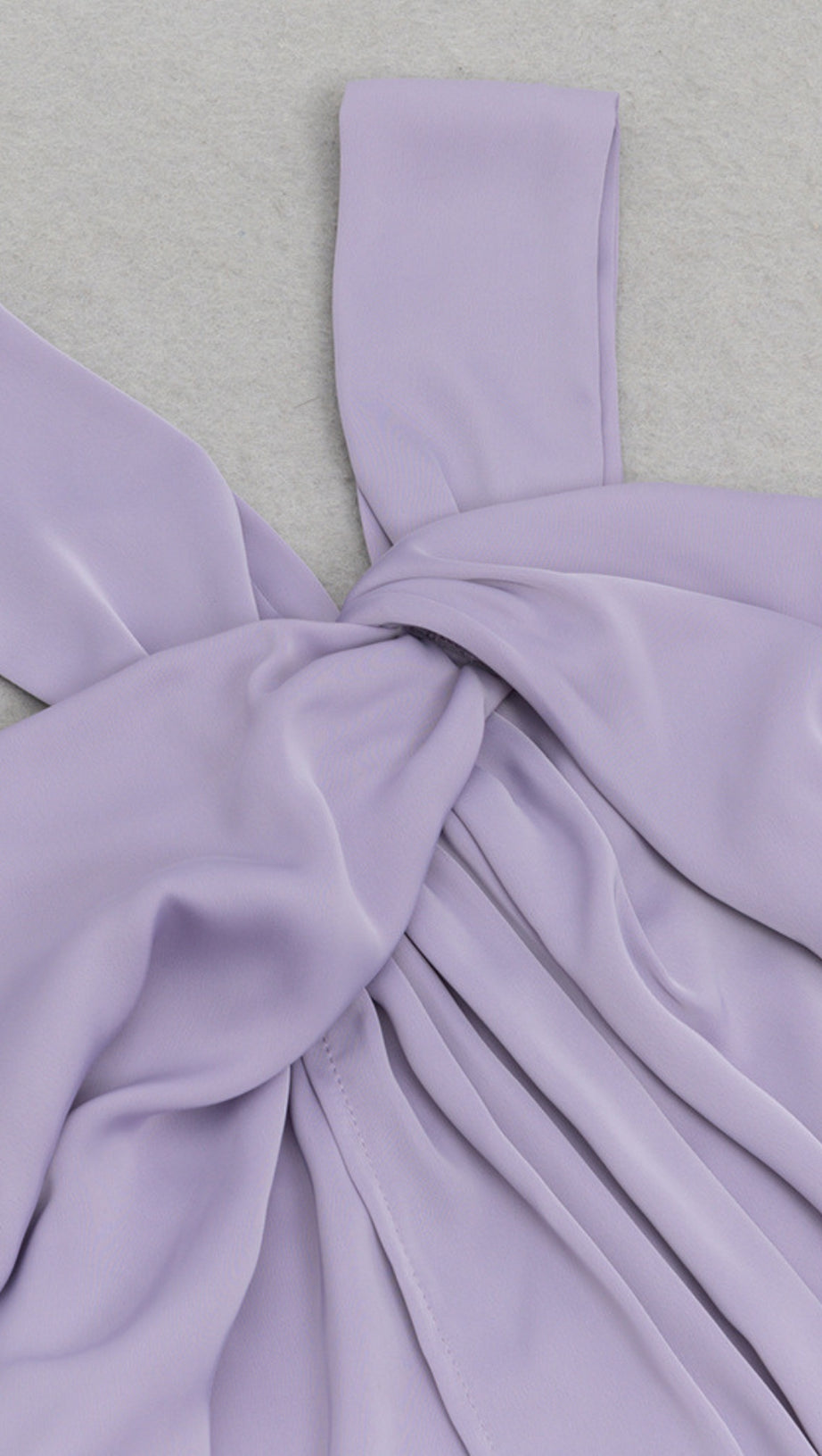 Drapiertes, asymmetrisches Midikleid mit kalten Schultern in Flieder 