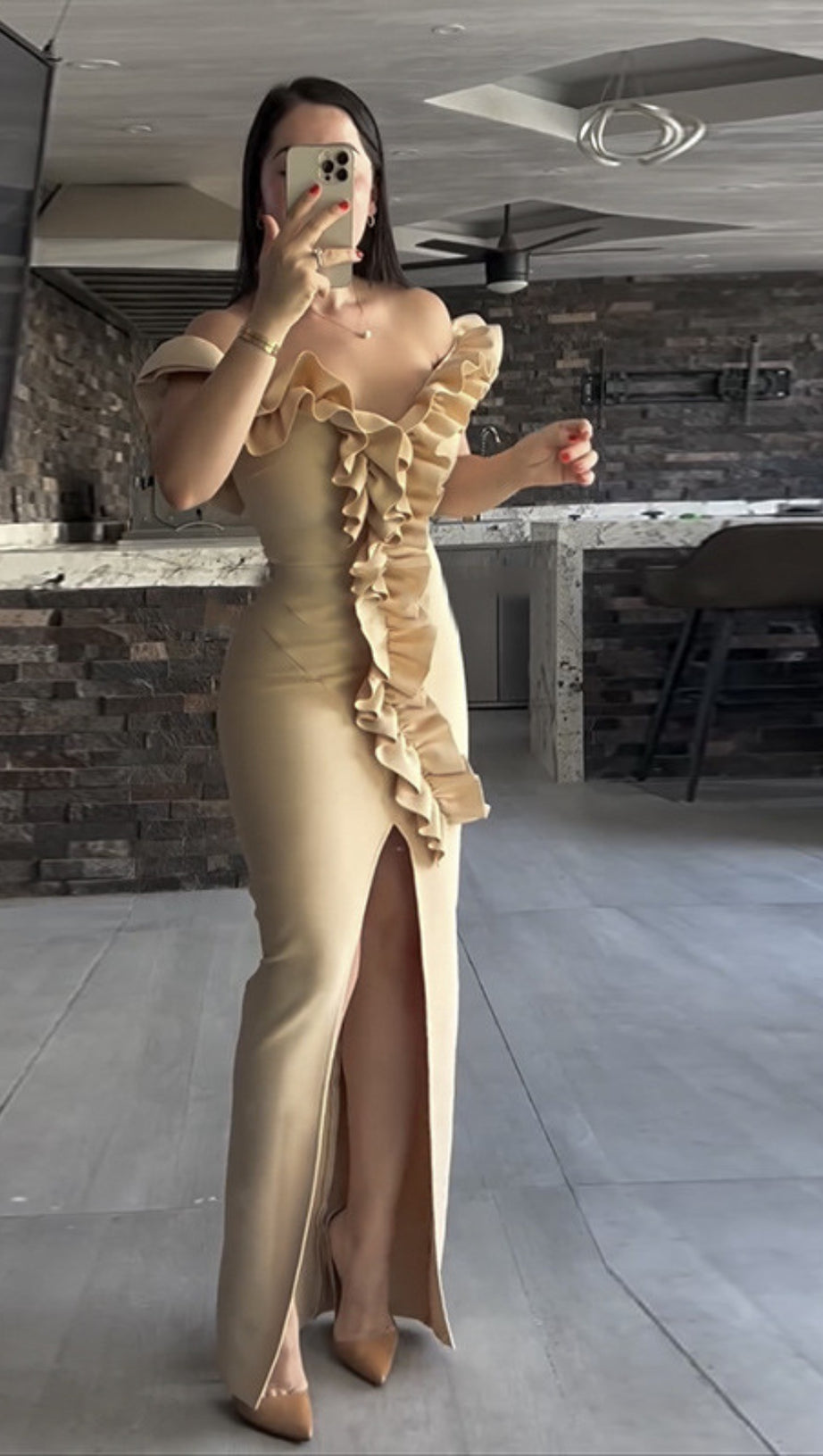 Midikleid mit One-Shoulder-Träger, Rüschenbesatz und Schlitz in Nude-Pink