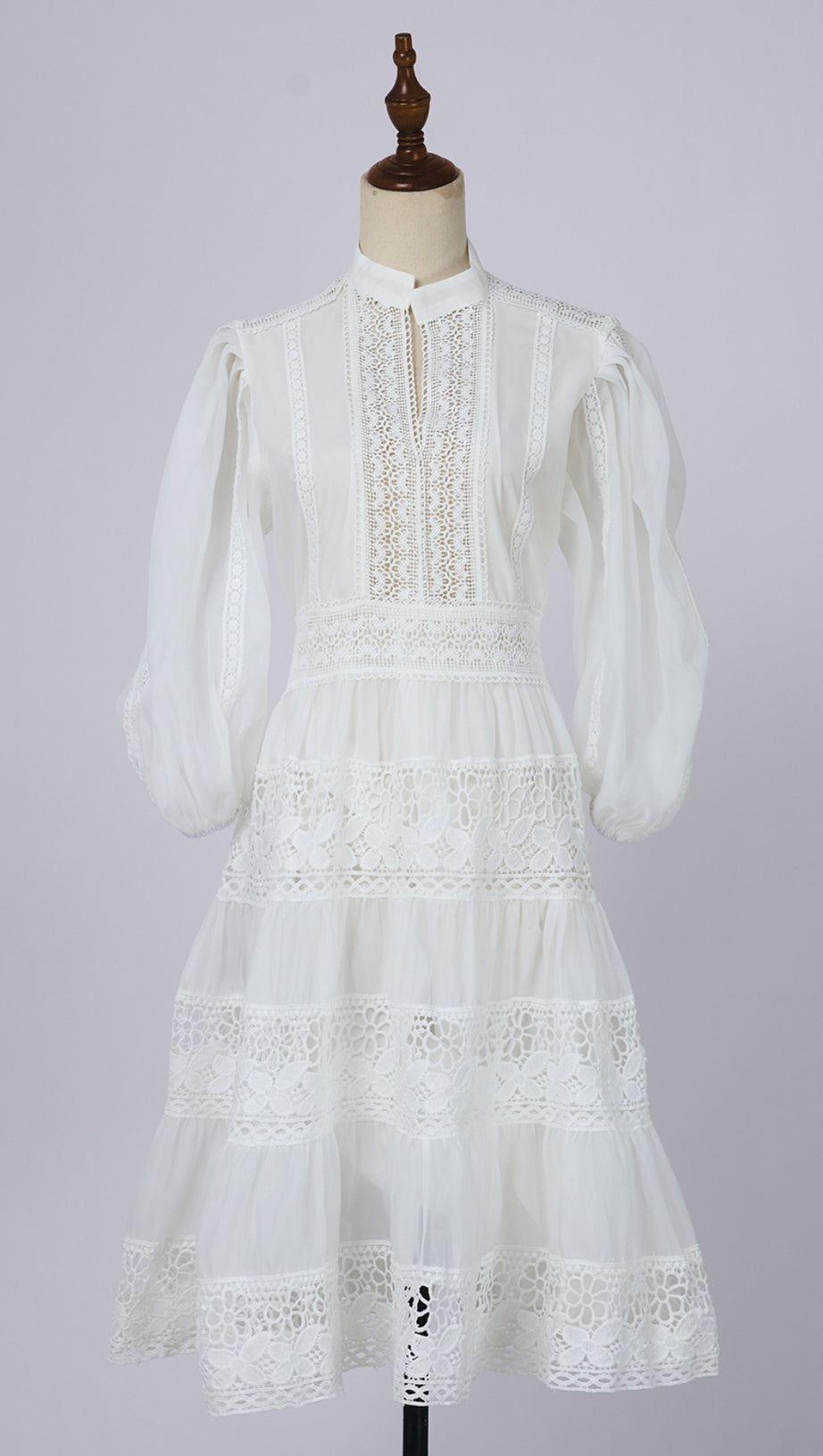 Weißes, gestuftes Herbstkleid mit Spitzenbesatz