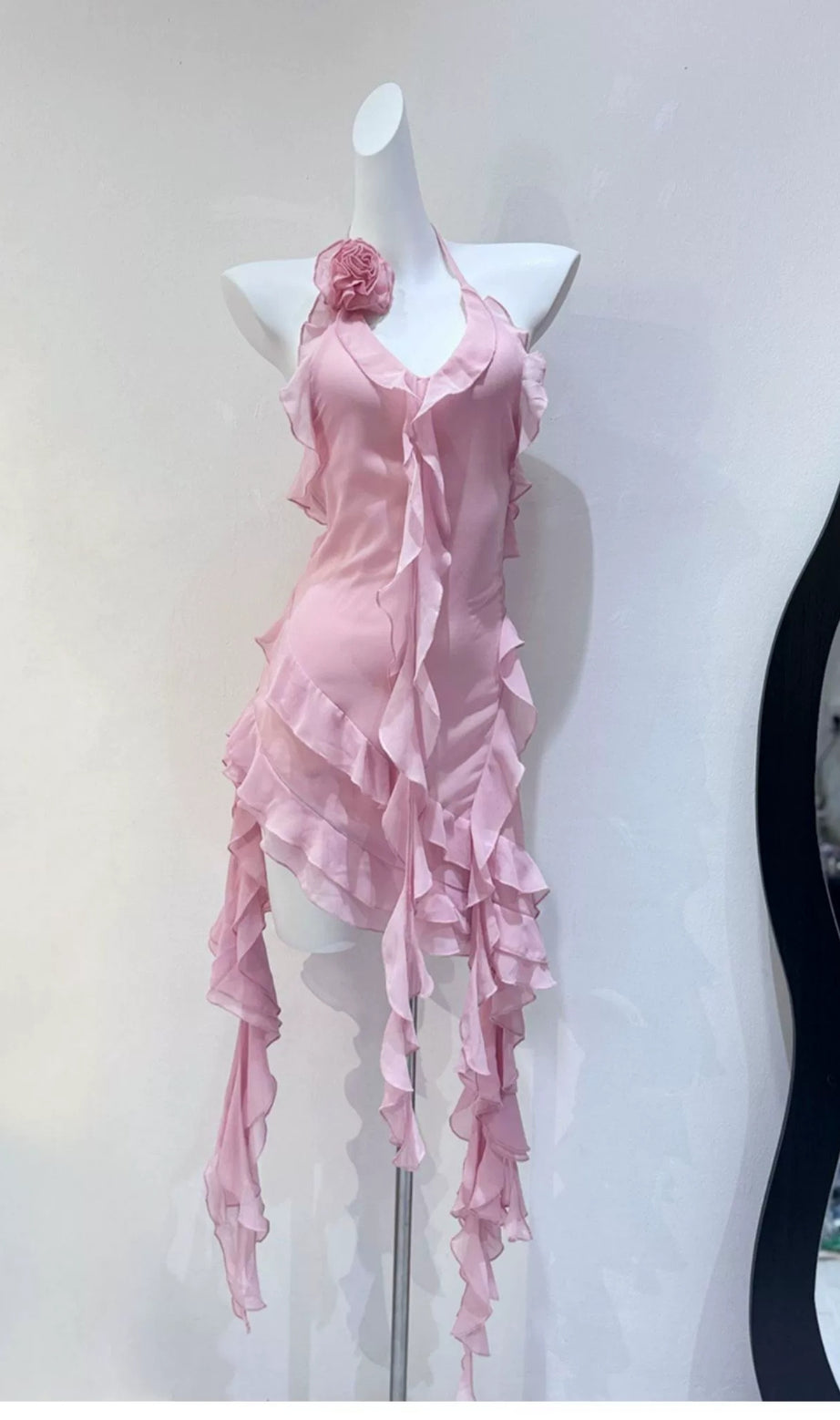 ROSA MINIKLEID MIT RÜSCHEN UND NECKHOLDER-AUSSCHNITT