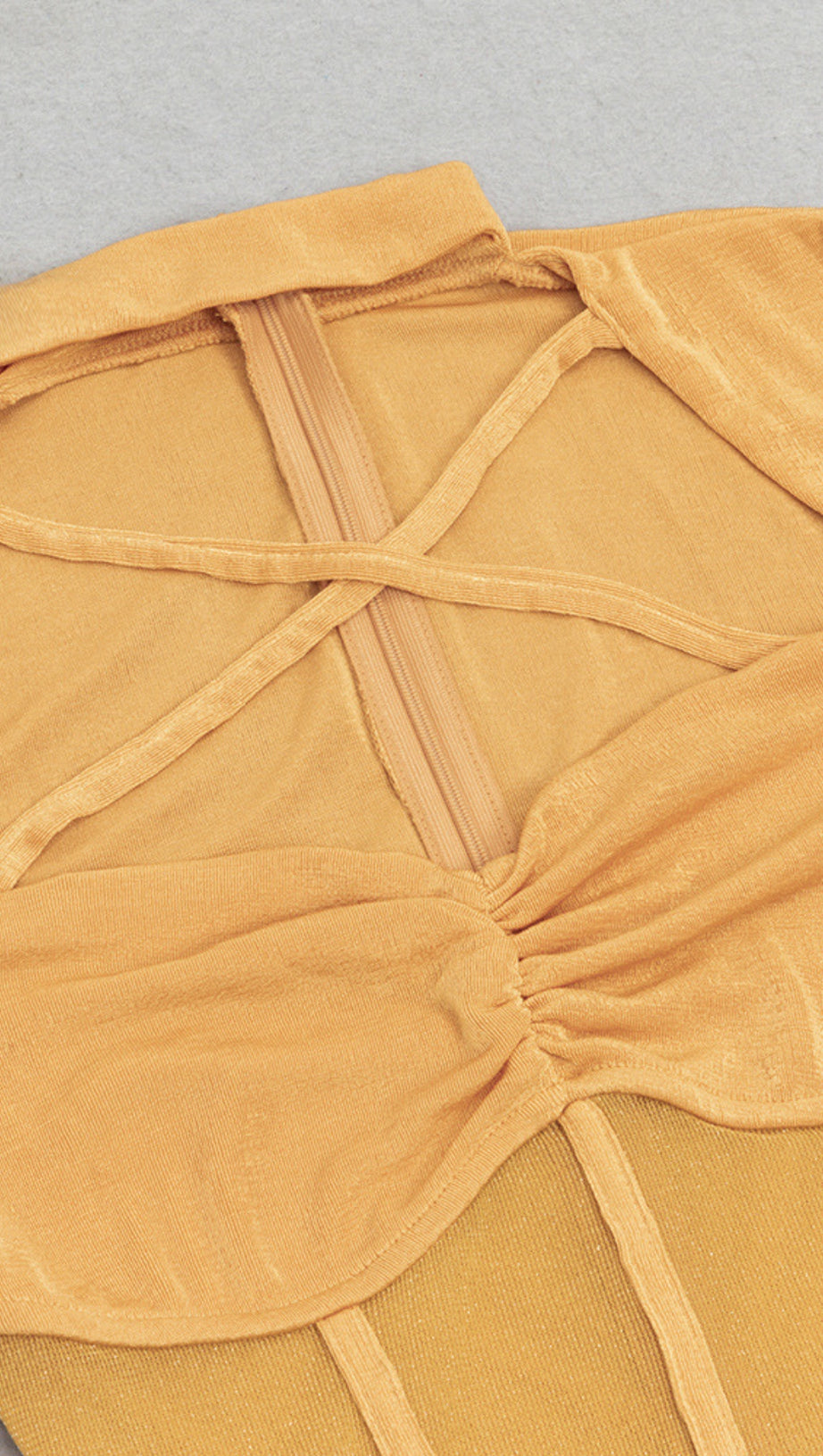 Midikleid mit gerüschtem Netzeinsatz und Cut-outs in Orange