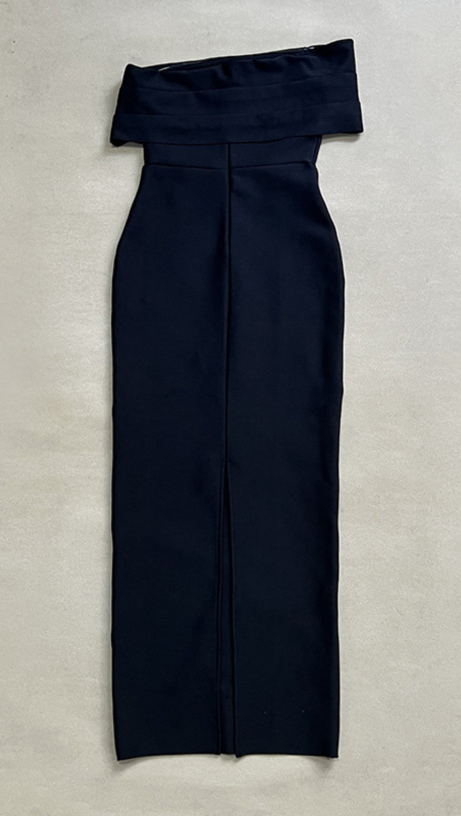 ABITO MIDI NERO CON SPALLE SCOPERTE E STRASS