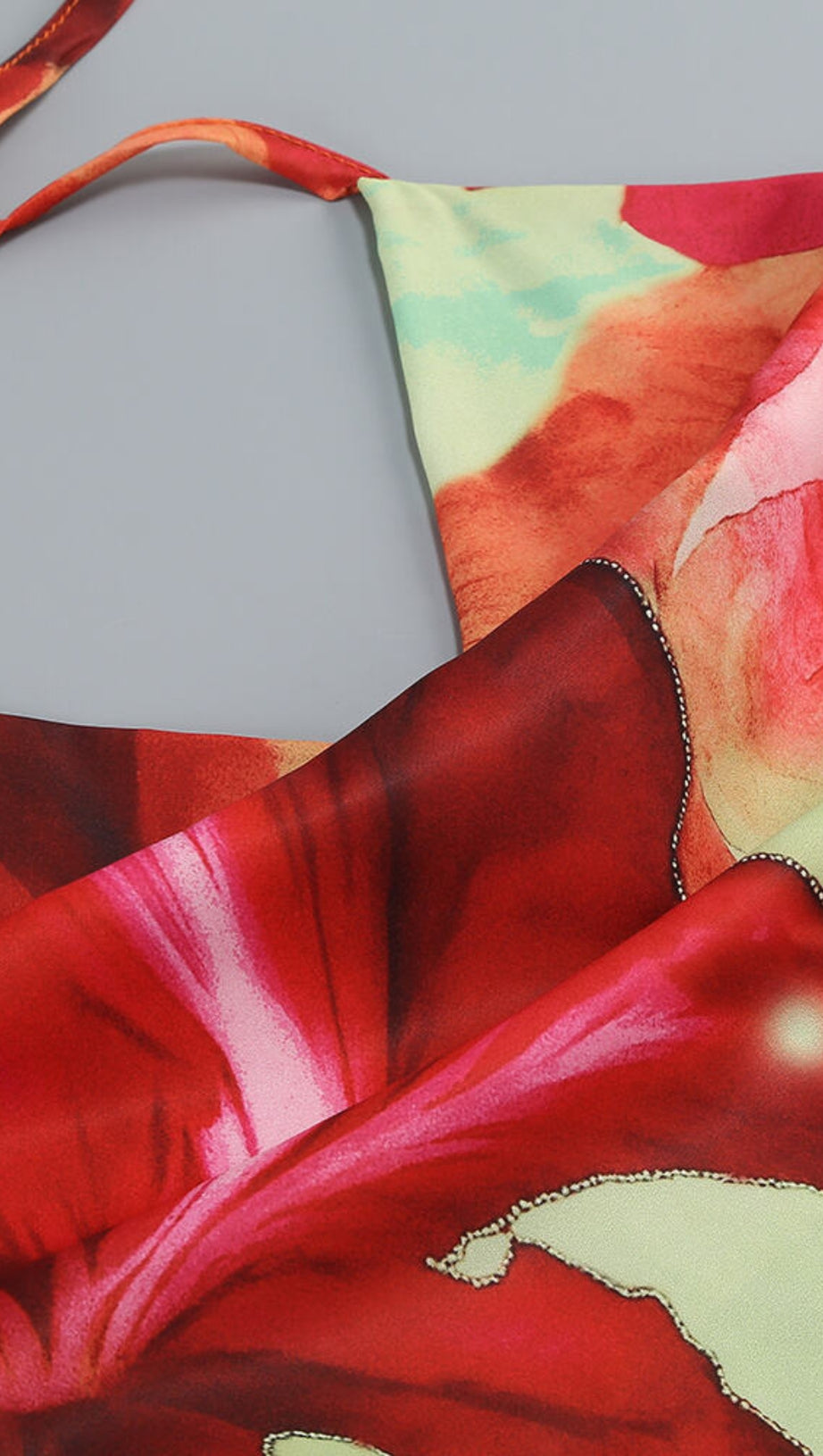 ABITO LUNGO CON SPACCO ALTO E FIORITURA TROPICALE A CADUTA