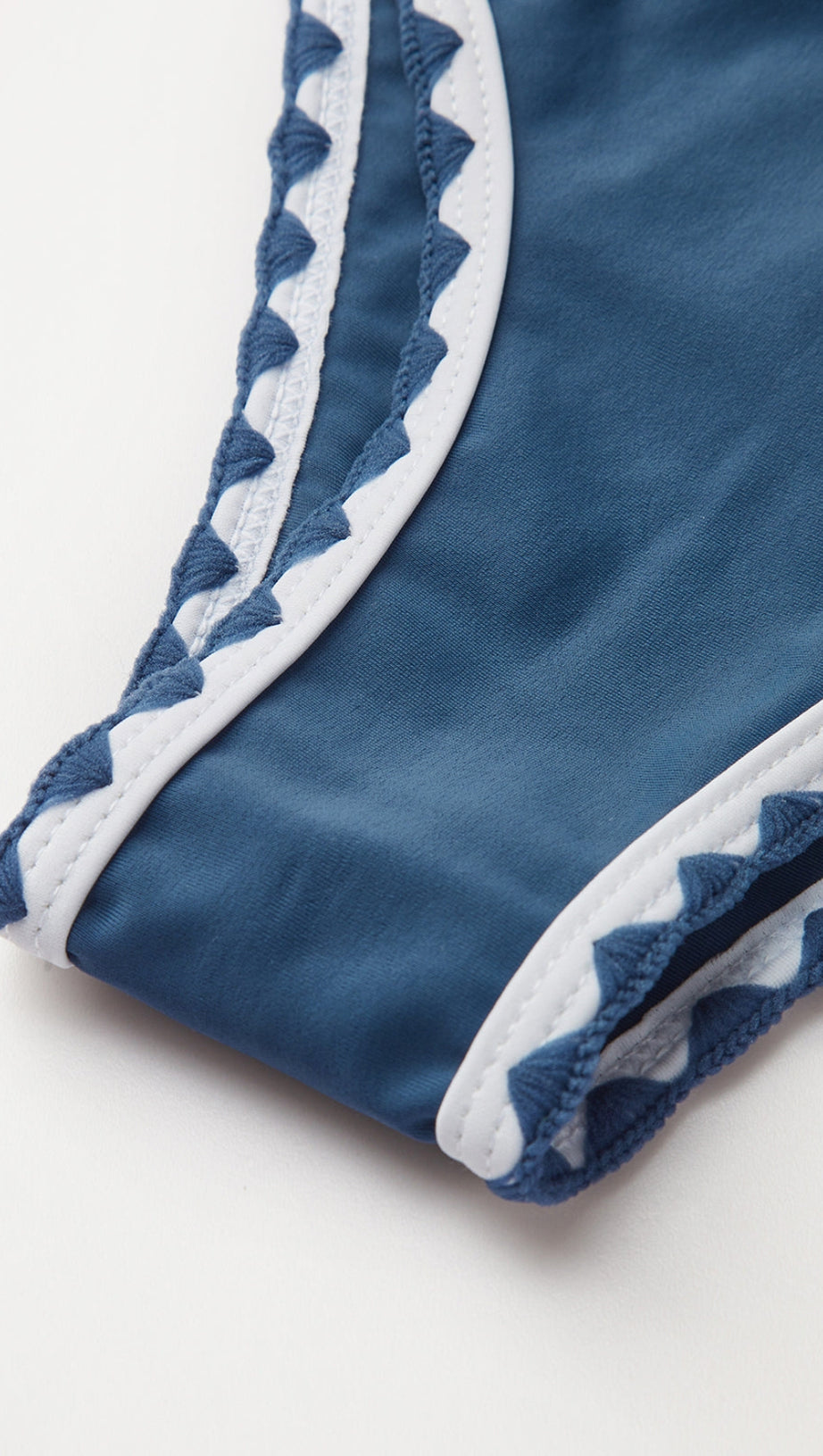 BIKINI CON TAGLIO A CONTRASTO E ANNODATO