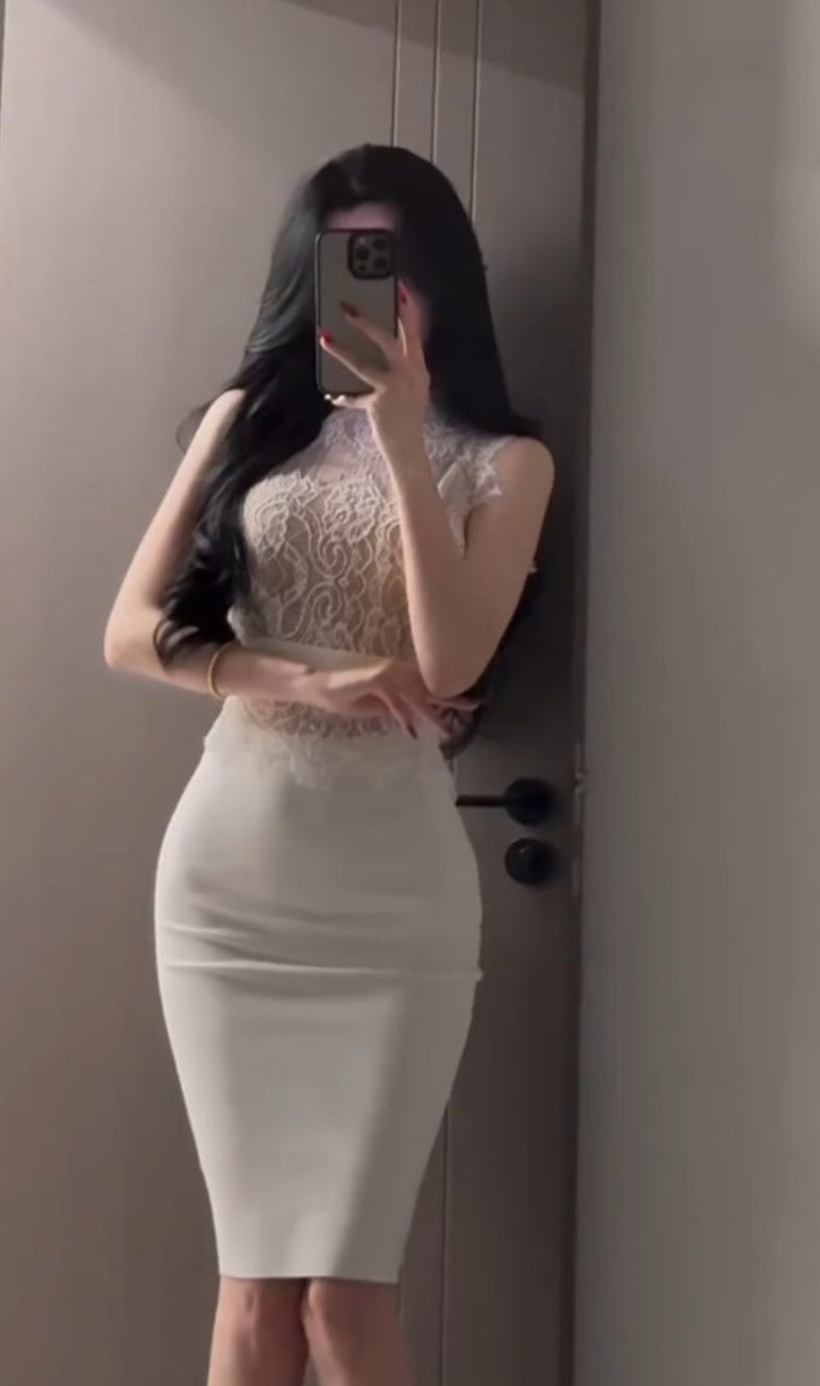 Ärmelloses, figurbetontes Midikleid mit Spitzenoberteil in Weiß