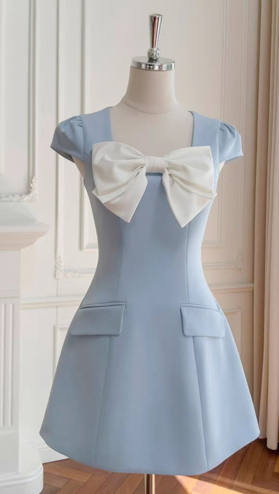 BOW SHORT SLEEVE MINI DRESS IN BLUE