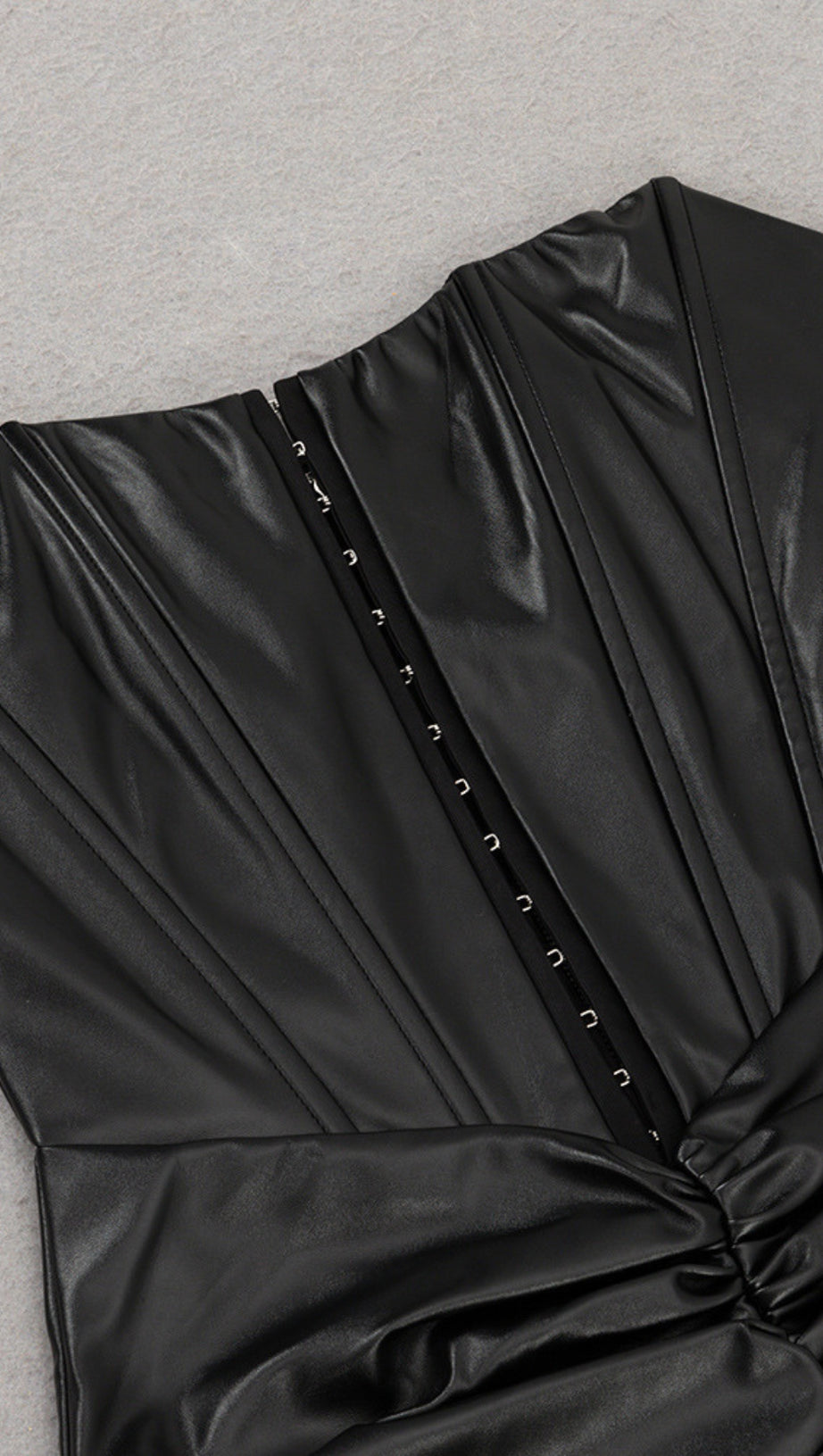 Trägerloses Midikleid aus Leder mit Rüschen und Schlitz in Schwarz 