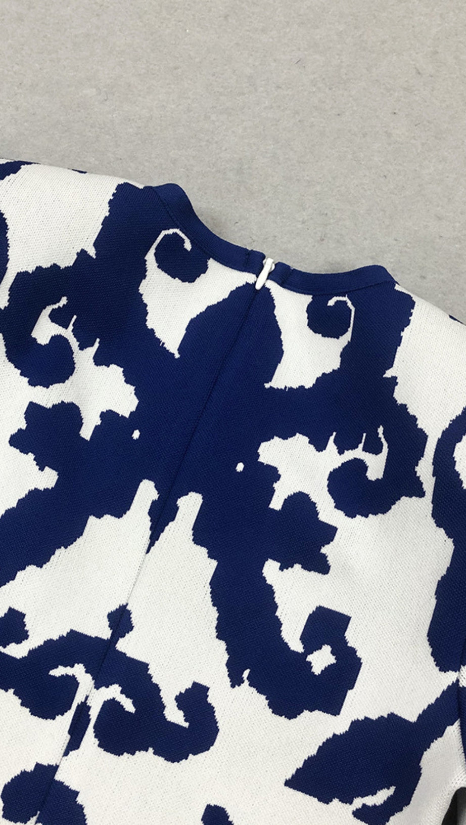 FLORAL - PATTERNED SHORT - SLEEVE MAXI DRESS IN NAVY - WHITE