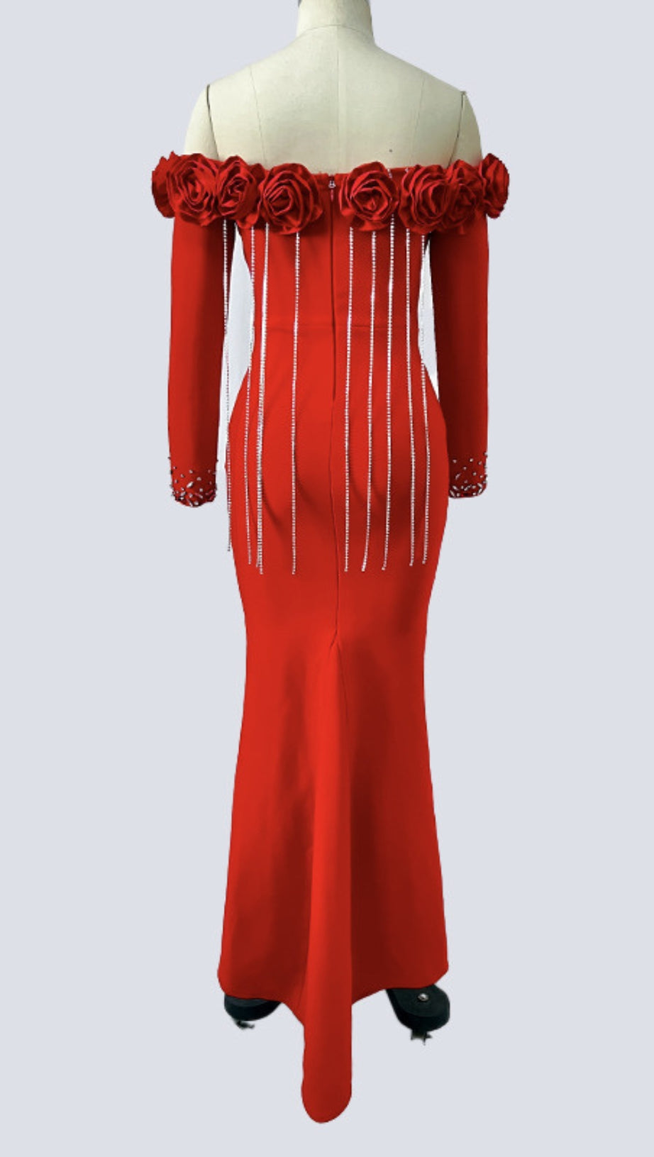 Schulterfreies Kleid mit Blumenbesatz und Strassverzierung in Rot