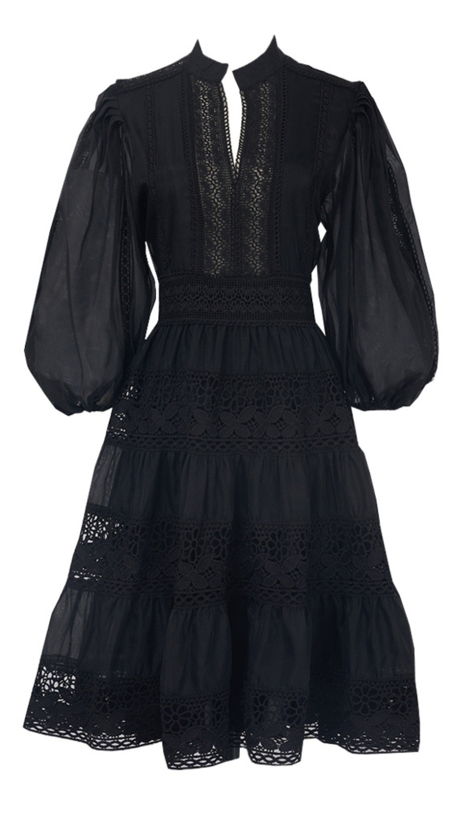 Schwarzes, gestuftes Herbstkleid mit Spitzenbesatz