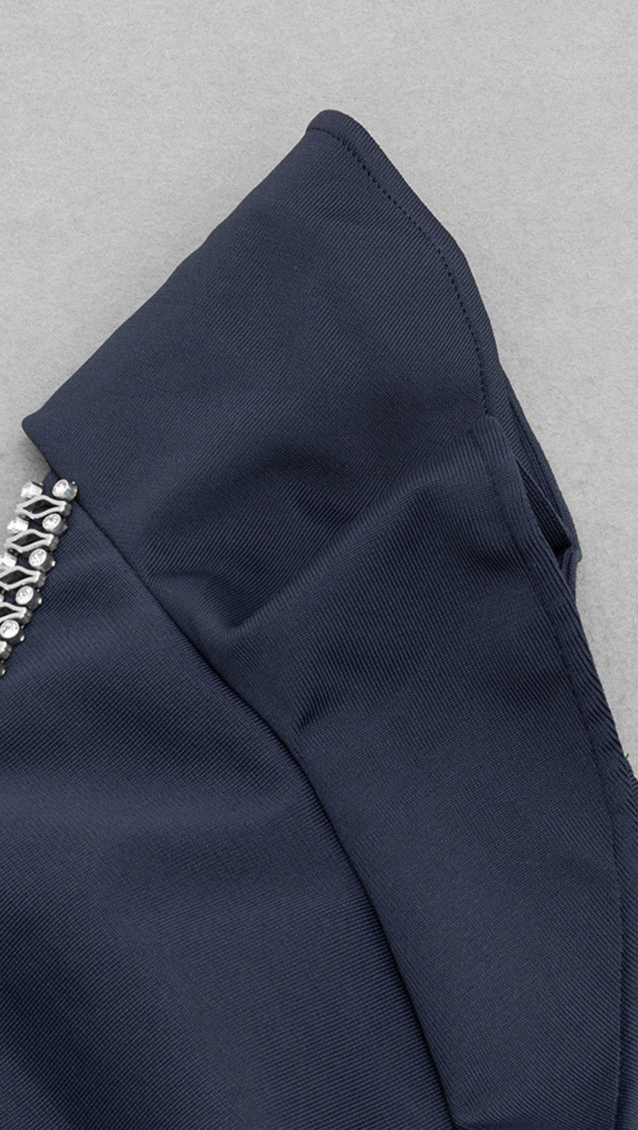 One-Shoulder-Midikleid mit Strassbesatz und Rüschen in Marineblau