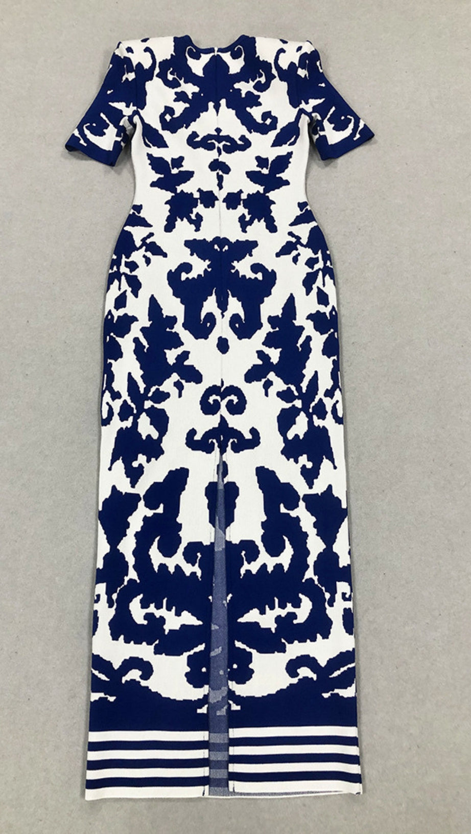 FLORAL - PATTERNED SHORT - SLEEVE MAXI DRESS IN NAVY - WHITE