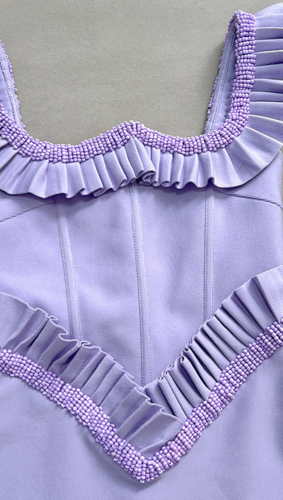 Midikleid mit quadratischem Ausschnitt, Rüschenbesatz und Perlen in Lavendel