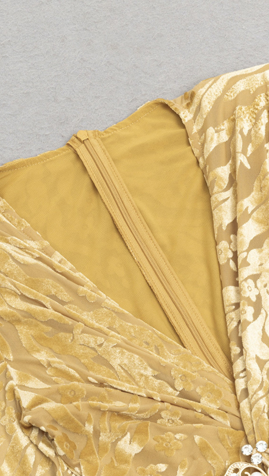 FLORAL - PATTERNED V - NECK LONG - SLEEVE MIDI DRESS IN GOLD