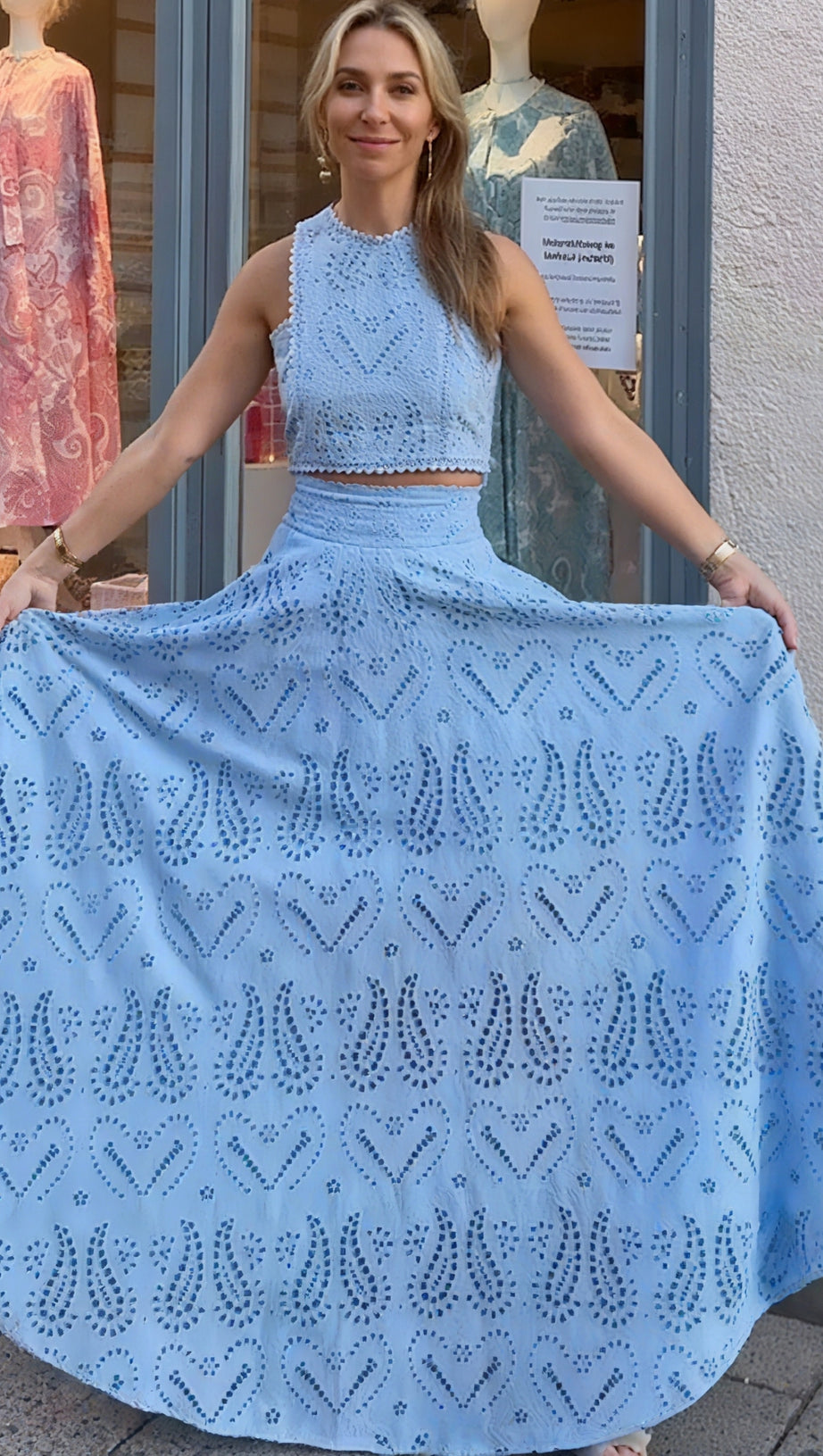 Completo top in pizzo con occhielli e gonna lunga blu