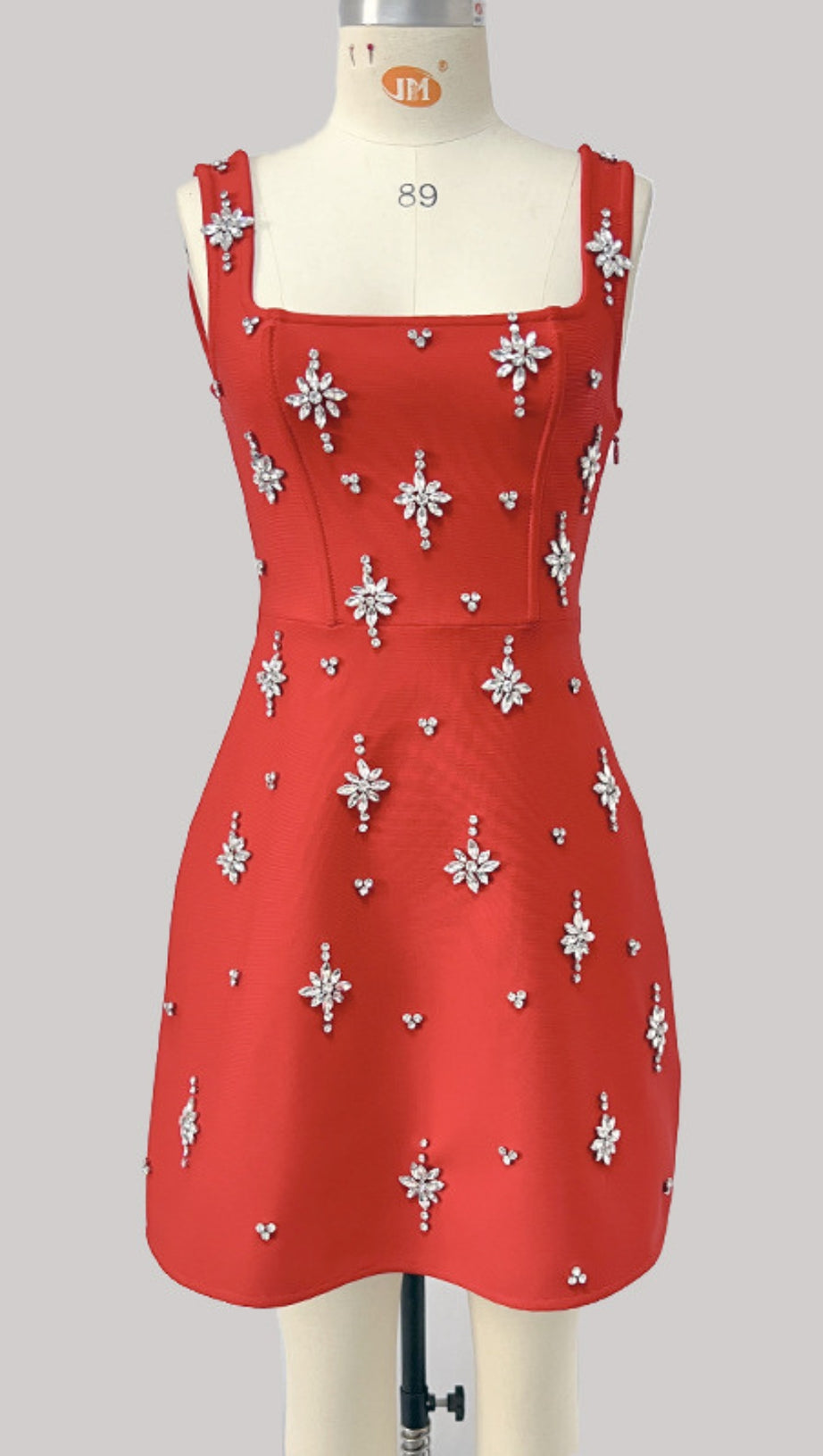 Rotes Minikleid mit quadratischem Ausschnitt und Strassverzierung