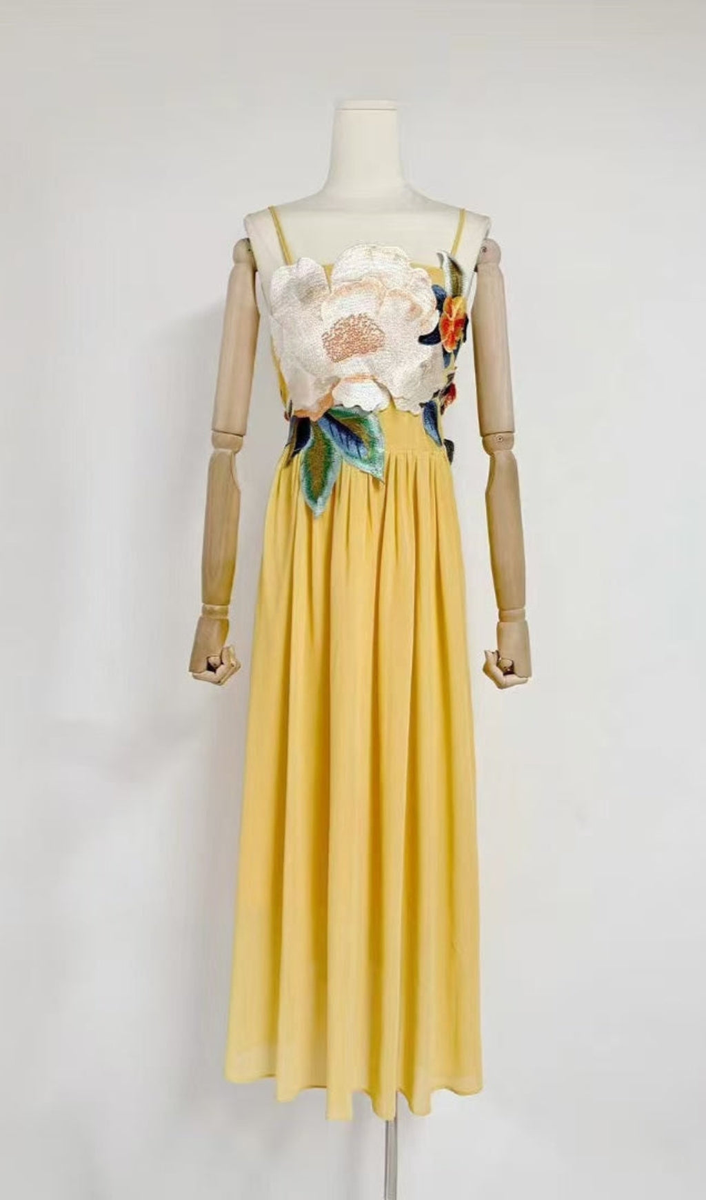 JOANN APPLIQUÉ CAMELLIA FLORAL MAXI DRESS IN YELLOW
