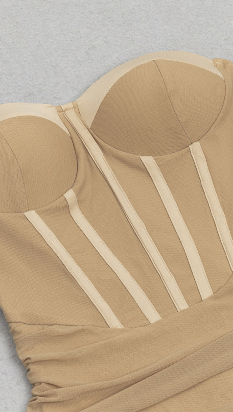 Trägerloses, gerüschtes Korsett-Midikleid in Nude