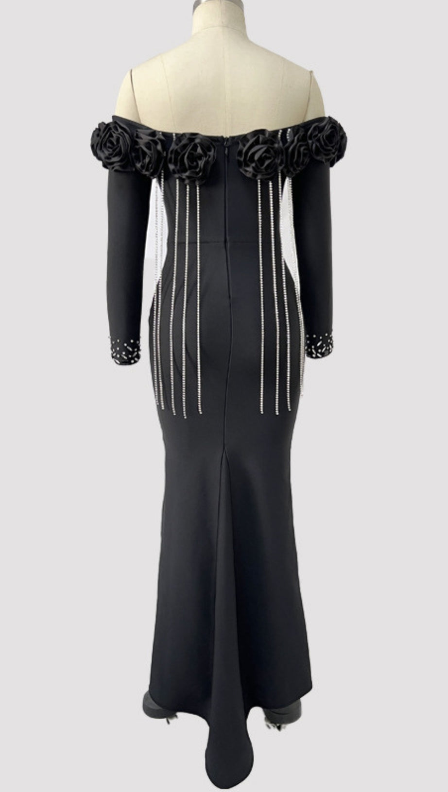 Schulterfreies Kleid mit Blumenbesatz und Strassverzierung in Schwarz