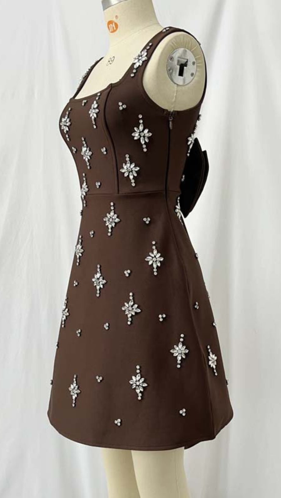 Braunes Minikleid mit quadratischem Ausschnitt und Strassverzierung