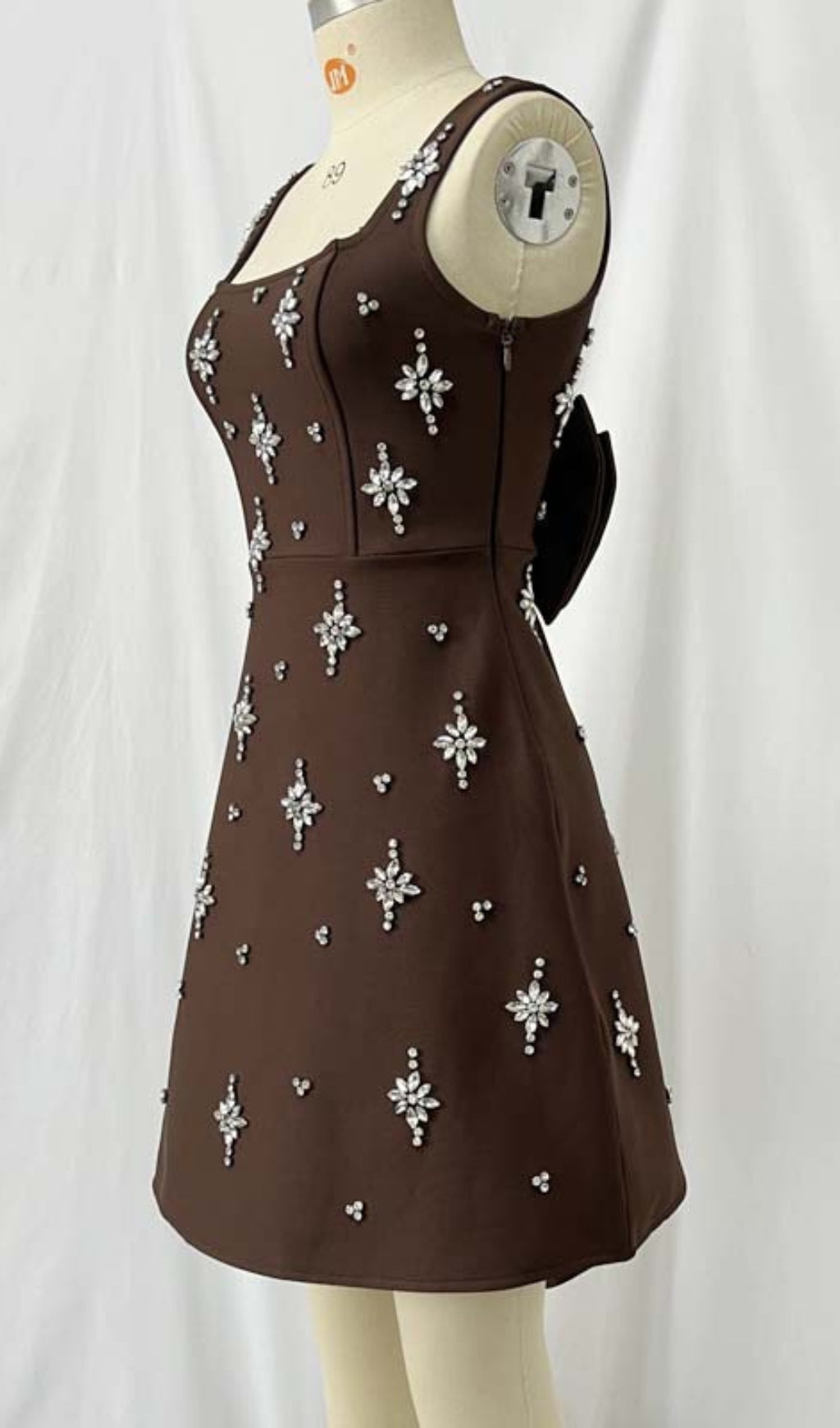 Braunes Minikleid mit quadratischem Ausschnitt und Strassverzierung