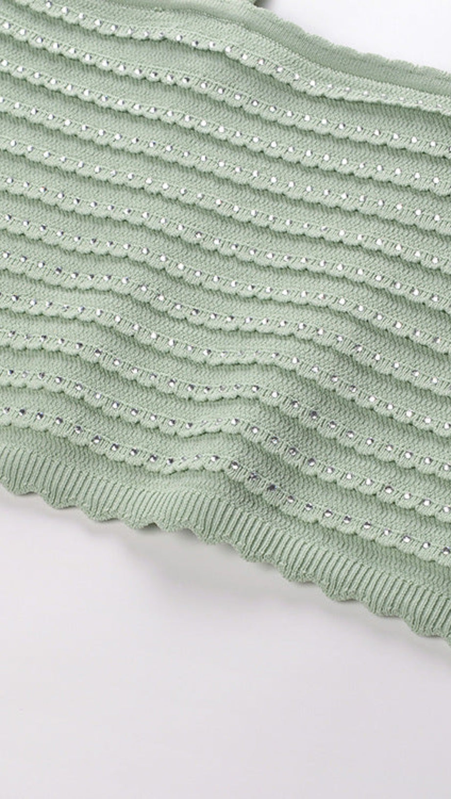 Kurzes Stricktop mit Strassbesatz in Mandelgrün