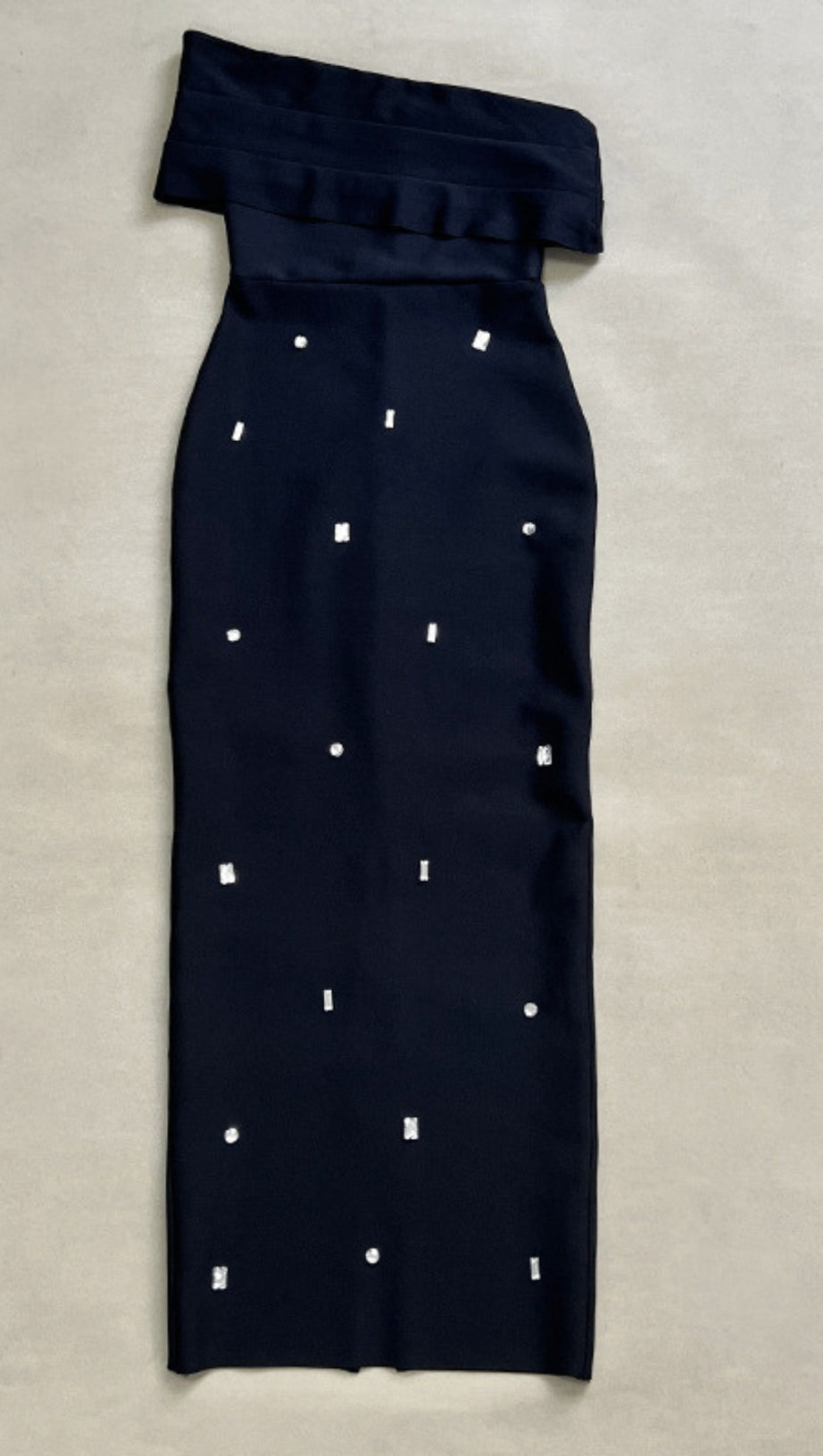 ABITO MIDI NERO CON SPALLE SCOPERTE E STRASS