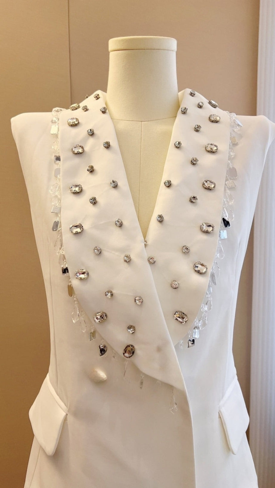 WHITE V-NECK SLEEVELESS DIAMOND MIDI SUIT TOP