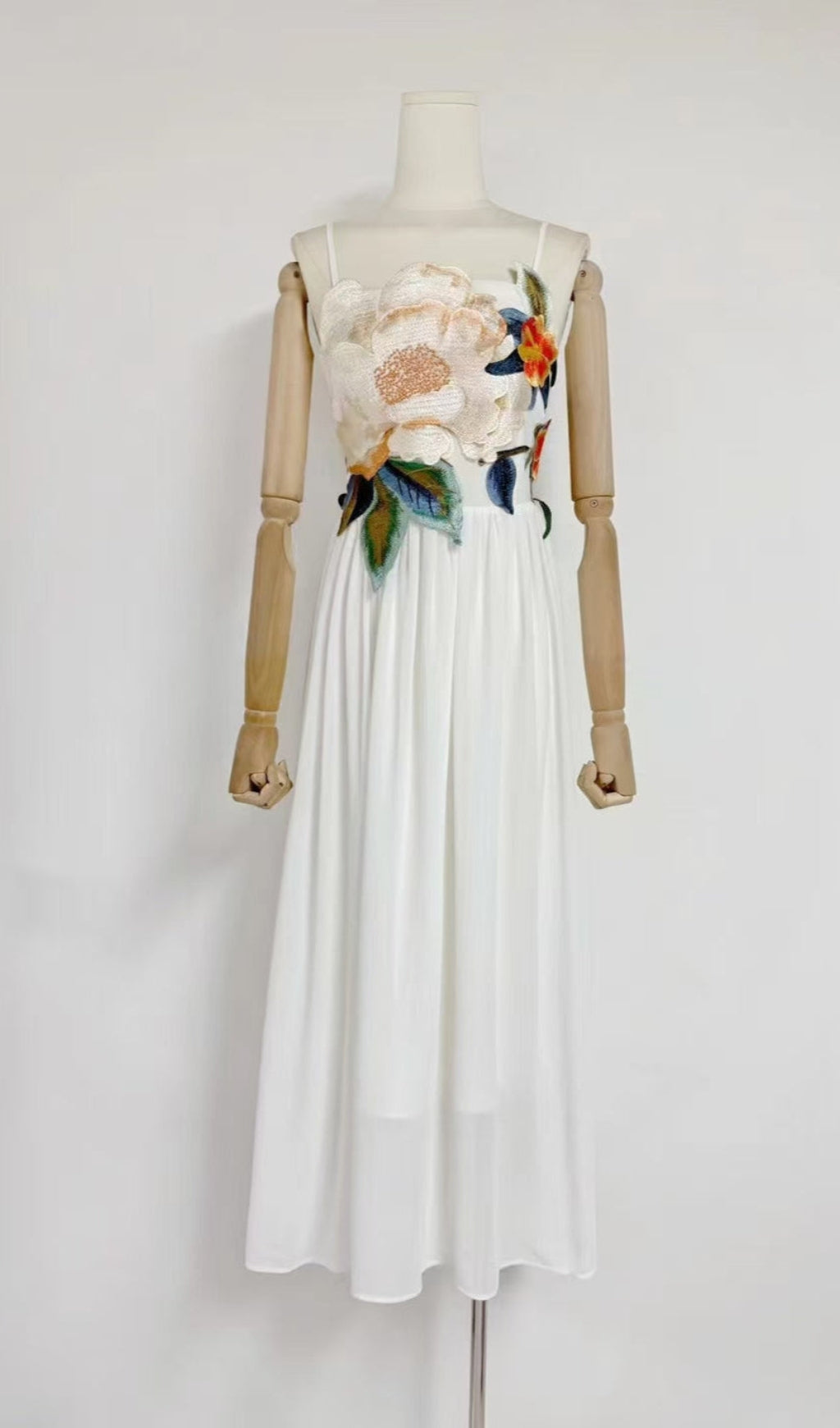 JOANN APPLIQUÉ CAMELLIA FLORAL MAXI DRESS IN WHITE