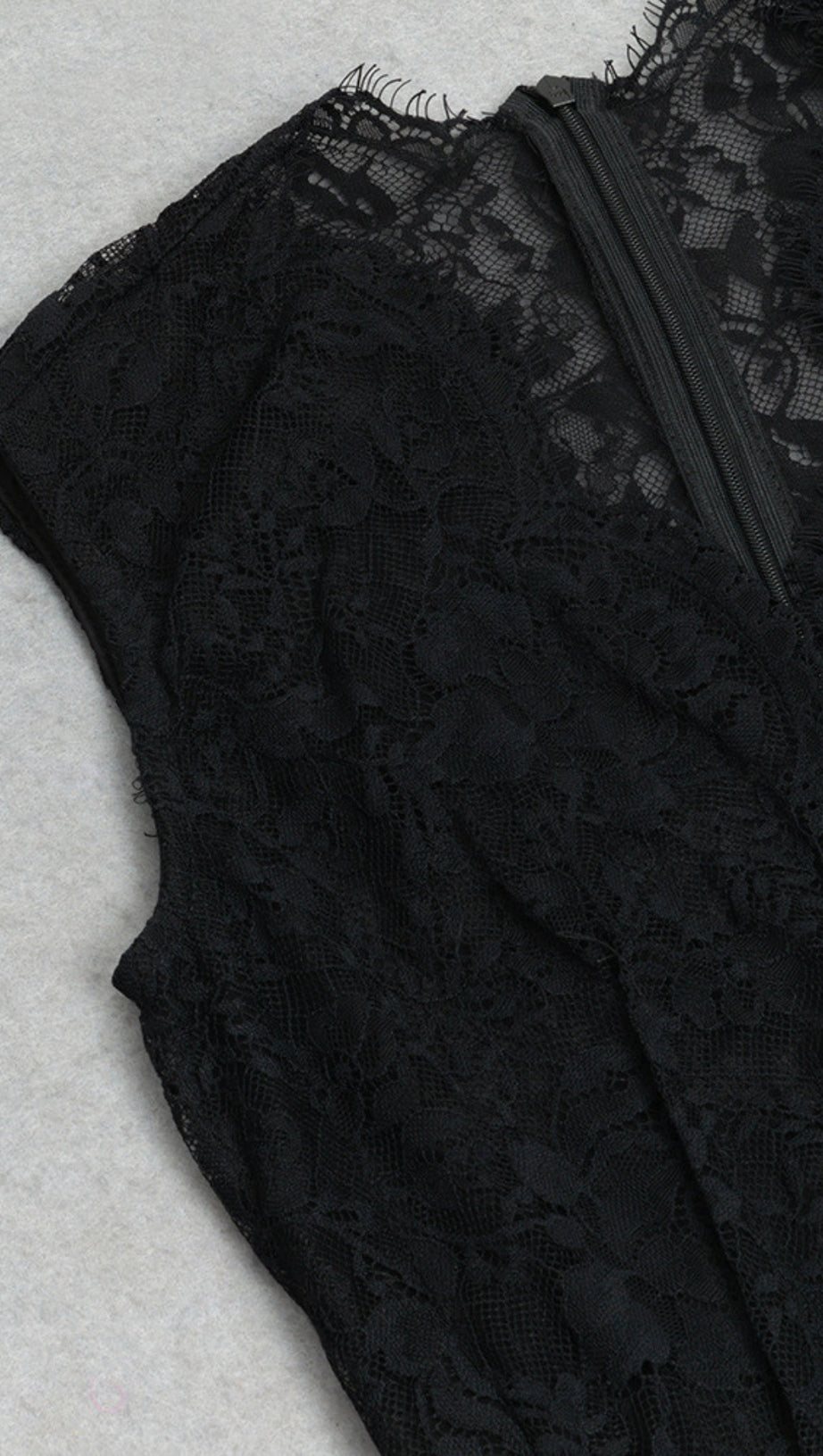 Asymmetrisches Midikleid mit Spitzengürtel in Schwarz