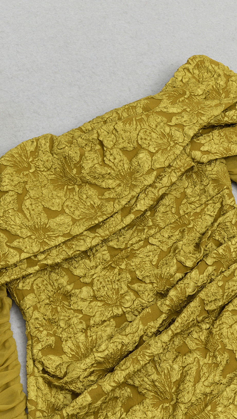 Schulterfreies, gerüschtes Minikleid aus geblümtem Jacquard in Grün