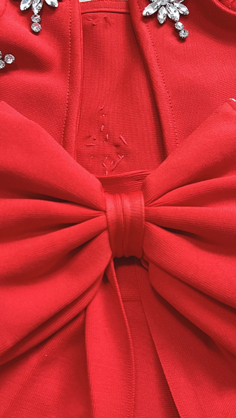 Rotes Minikleid mit quadratischem Ausschnitt und Strassverzierung