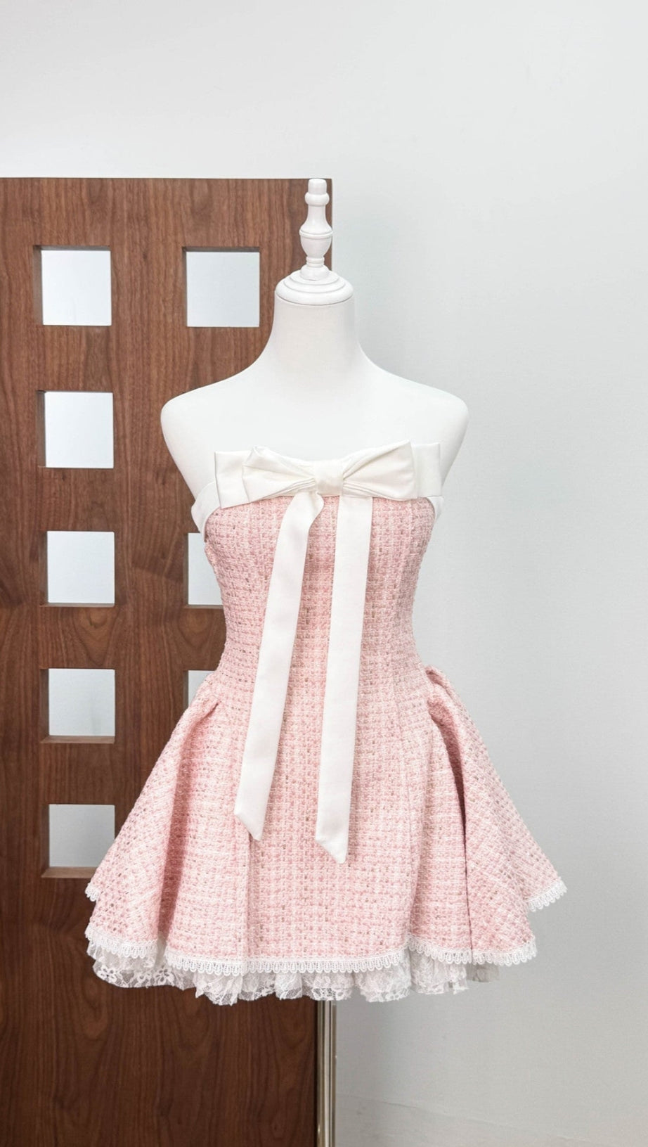 MINI ABITO CON TOP A TUBINO IN PIZZO INTRECCIATO CON FIOCCO ROSA