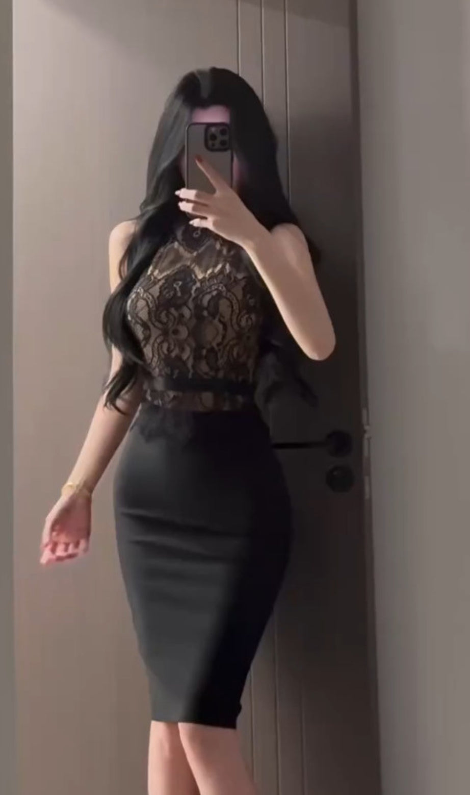 Ärmelloses, figurbetontes Midikleid mit Spitzenoberteil in Schwarz