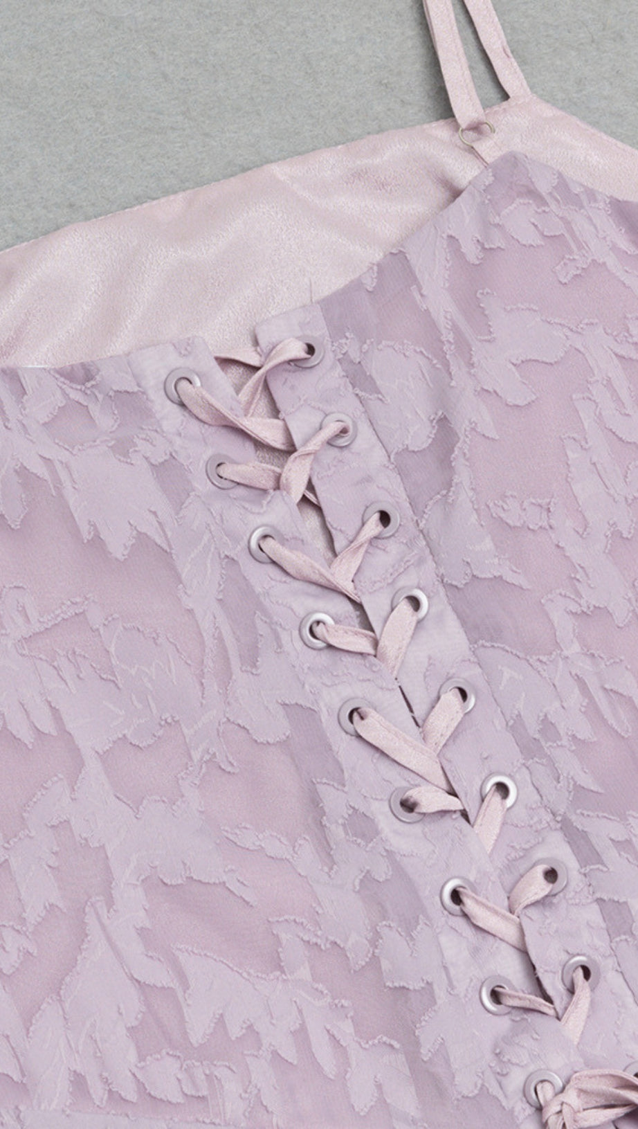 Midikleid mit Trägern und Blumenspitze in Lavendel