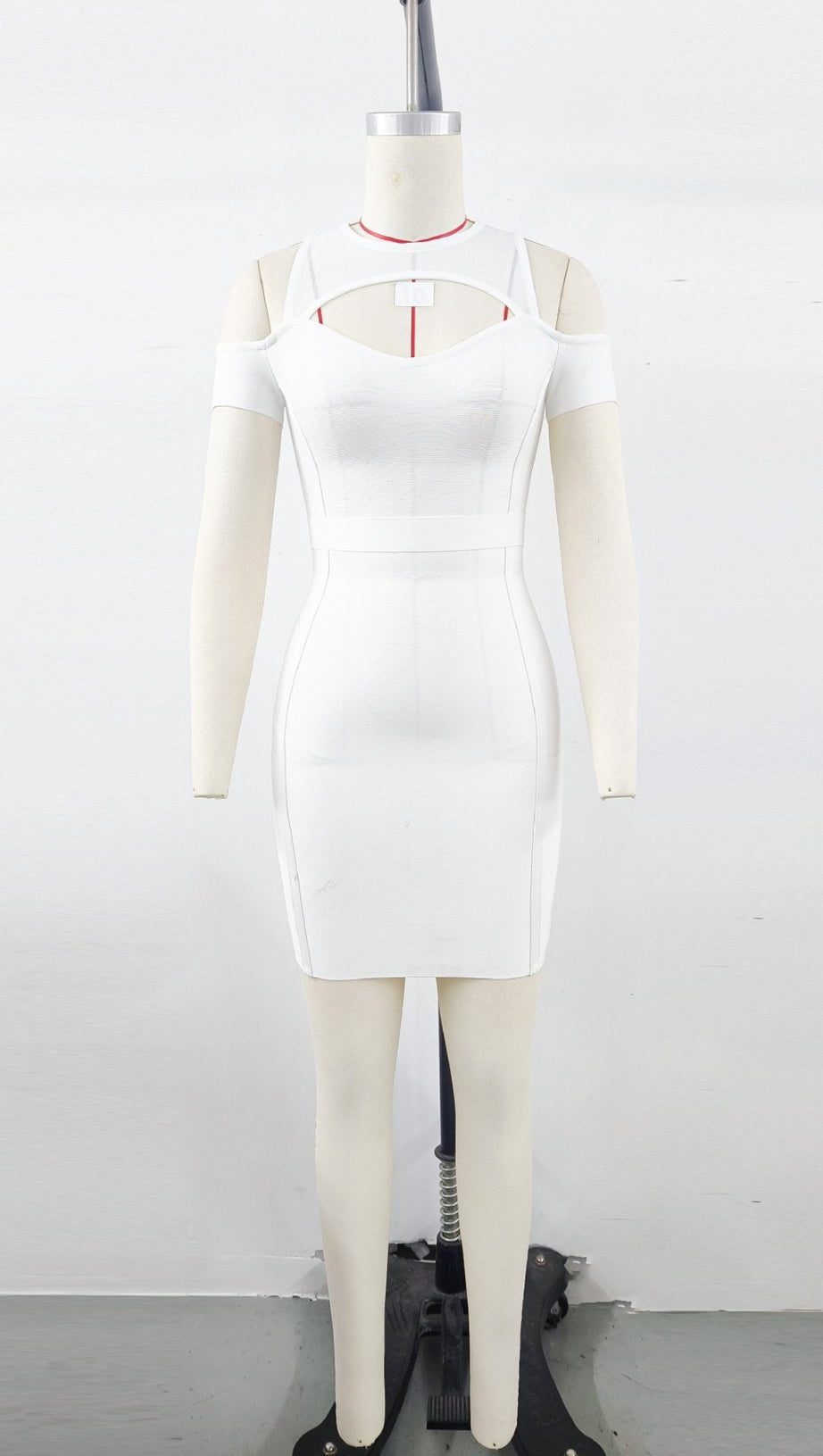 MINI ABITO ADERENTE CON SPALLE FREDDE E TAGLIO BIANCO