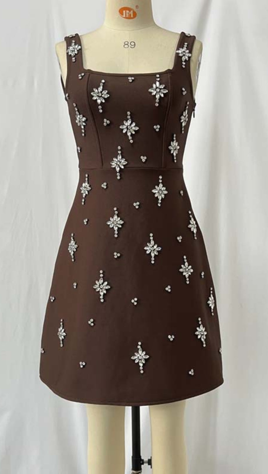 Braunes Minikleid mit quadratischem Ausschnitt und Strassverzierung