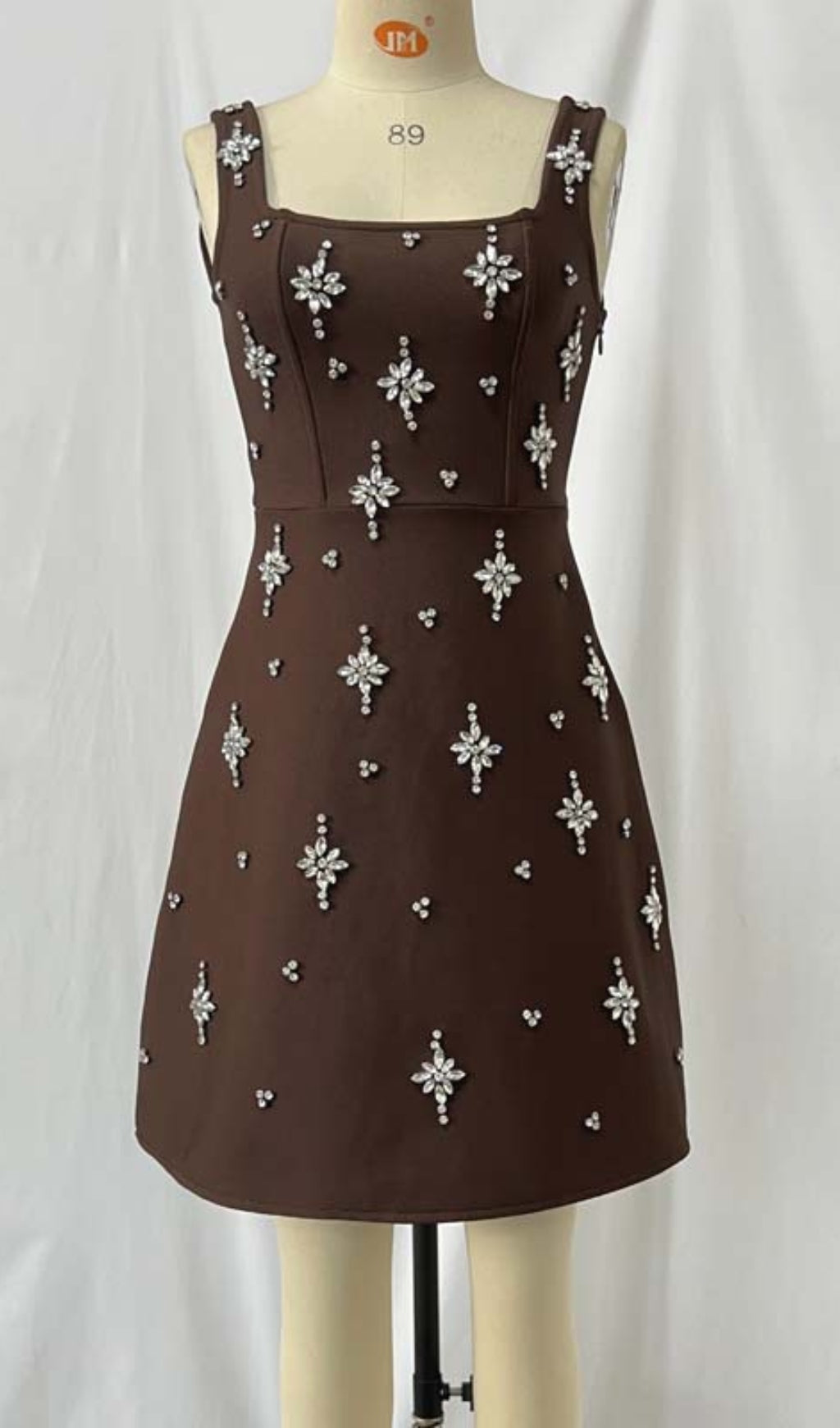 Braunes Minikleid mit quadratischem Ausschnitt und Strassverzierung