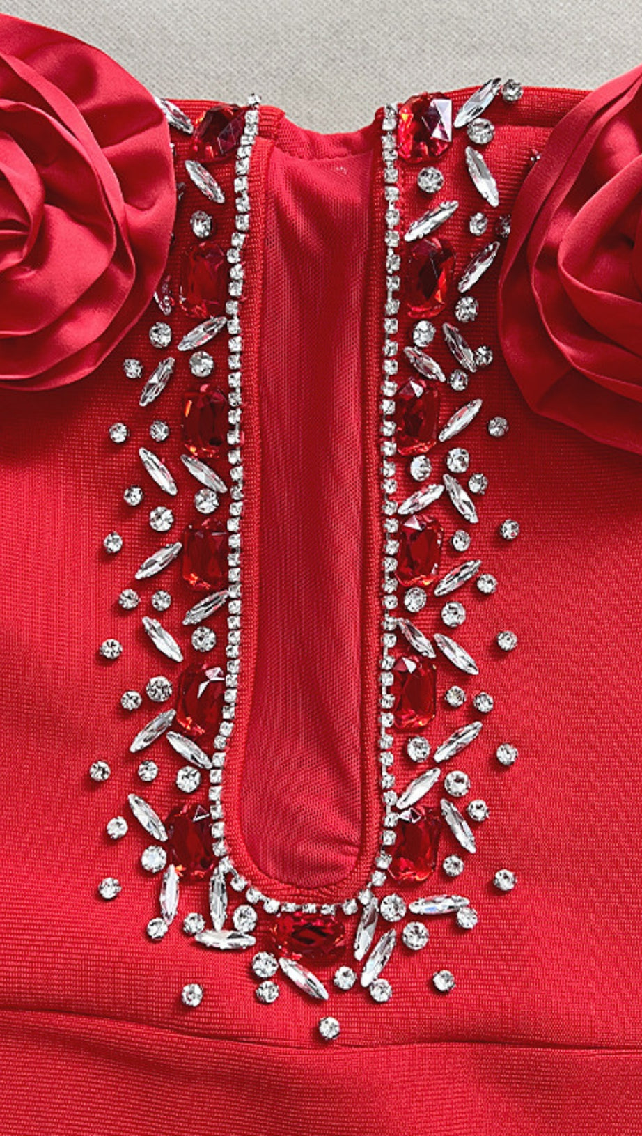 Schulterfreies Kleid mit Blumenbesatz und Strassverzierung in Rot