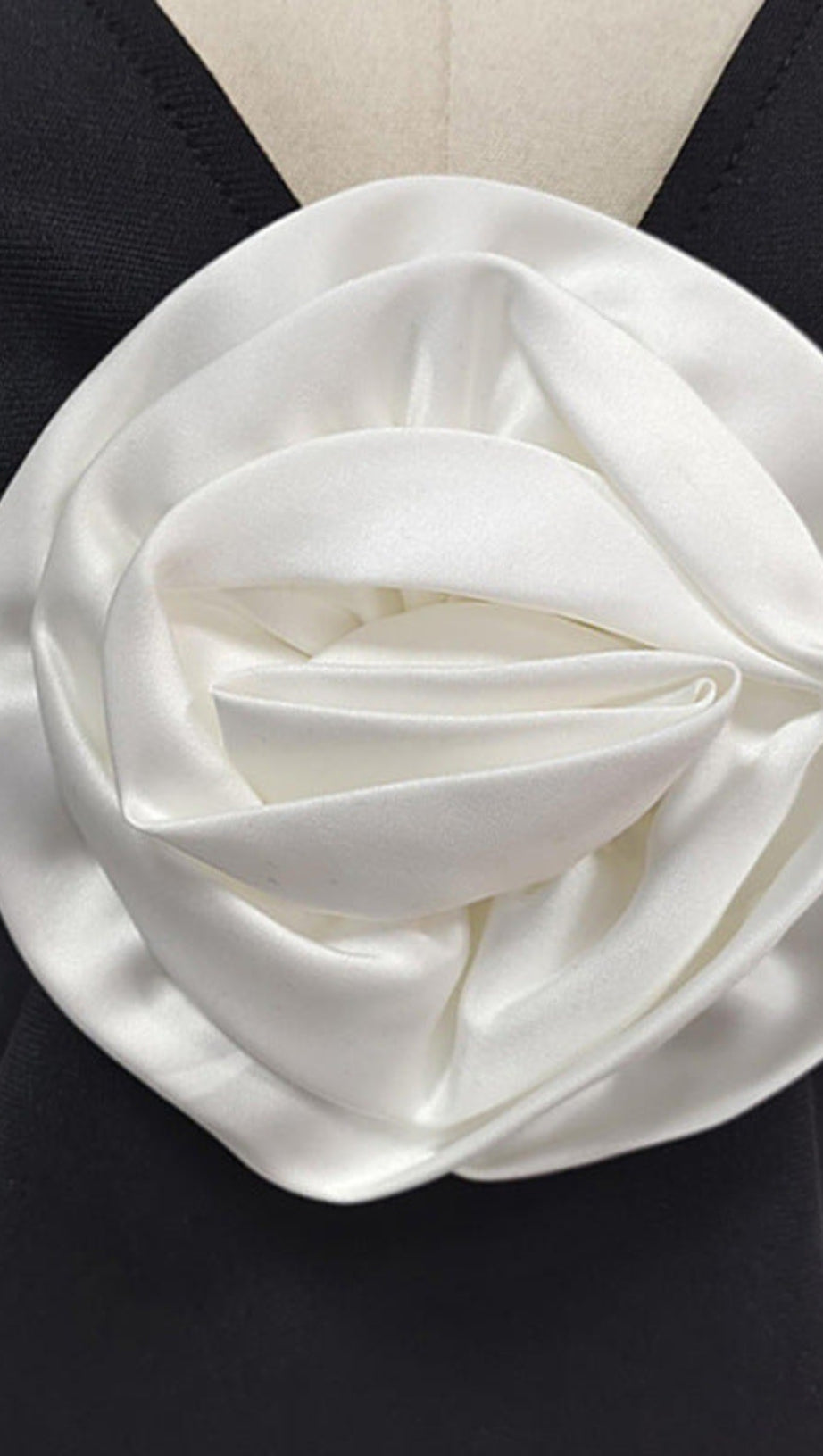 Maxikleid mit V-Ausschnitt und Blumenmuster in Schwarz