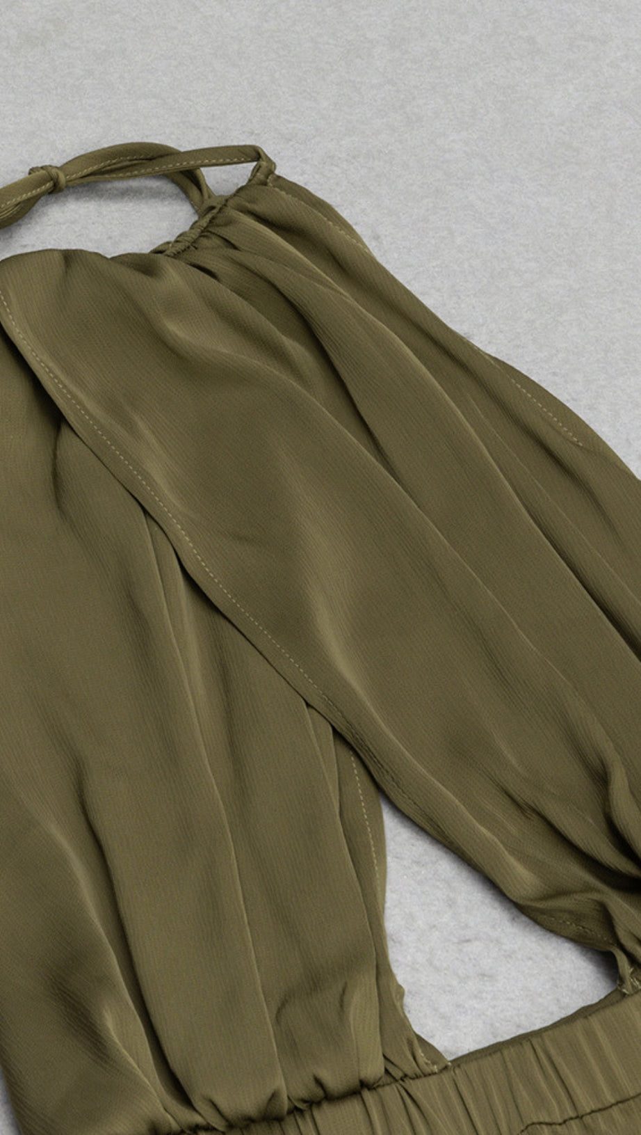 Neckholder-Midikleid mit Cut-Outs und Schlitz in Olivgrün