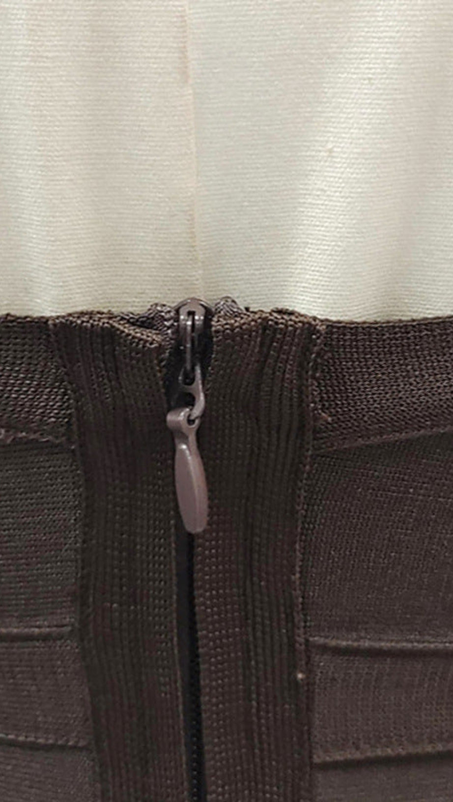 Schokoladenbraunes Neckholder-Midi-Bandagekleid in Bodycon-Optik