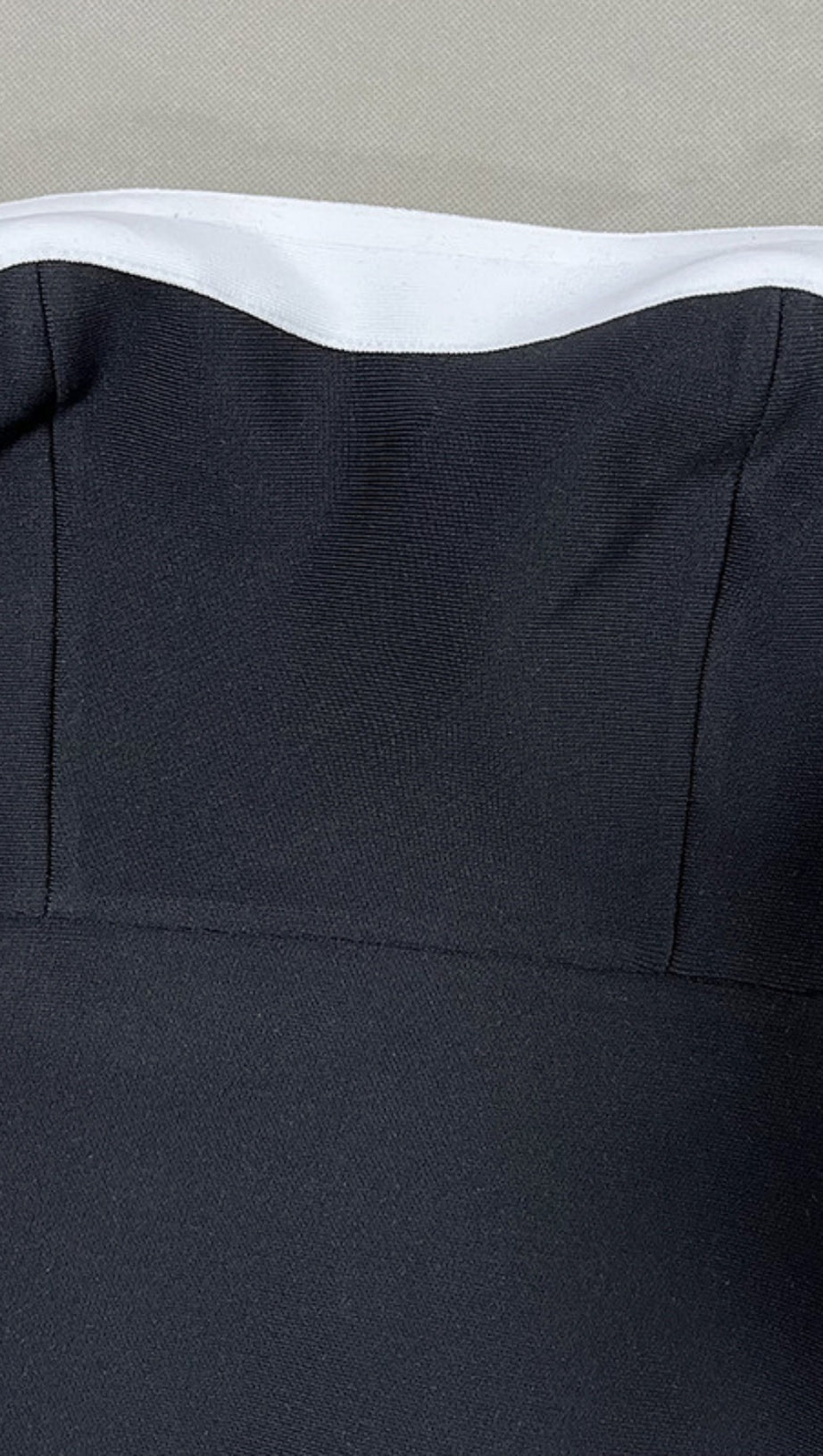 Trägerloses Color-Block-Bandage-Midikleid in Schwarz