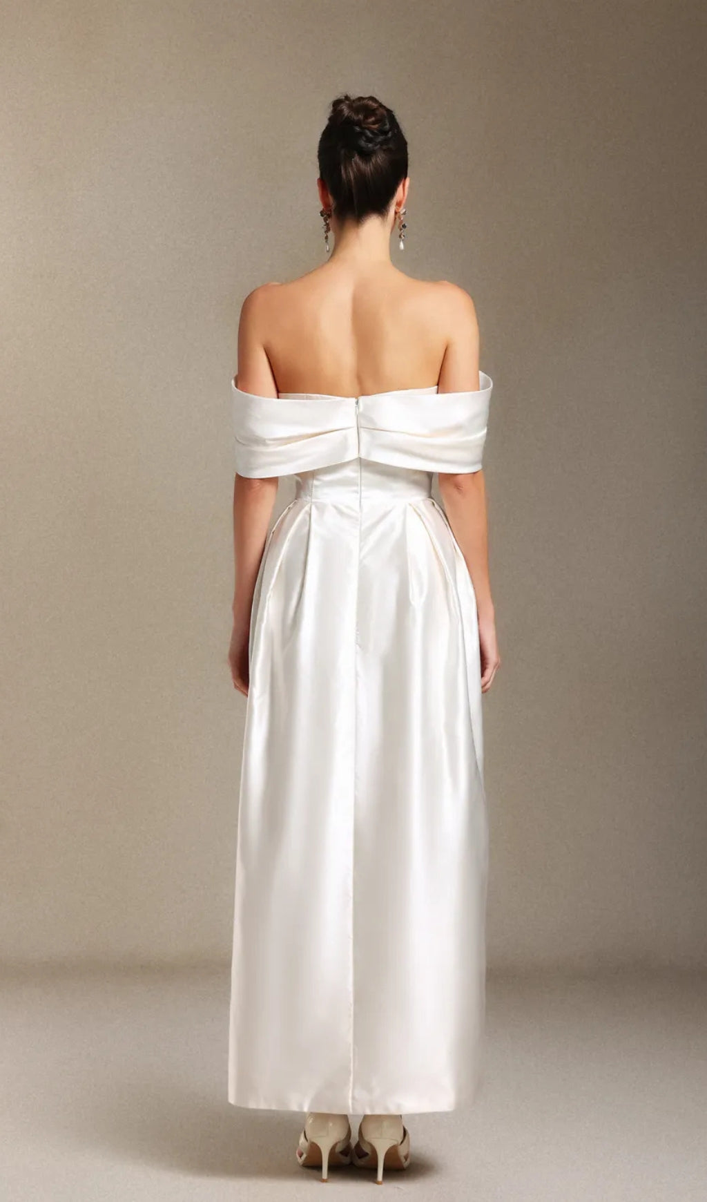 DONNA BARE SHOULDERS FLOWER CYLINDER MAXI DRESS IN WHITE