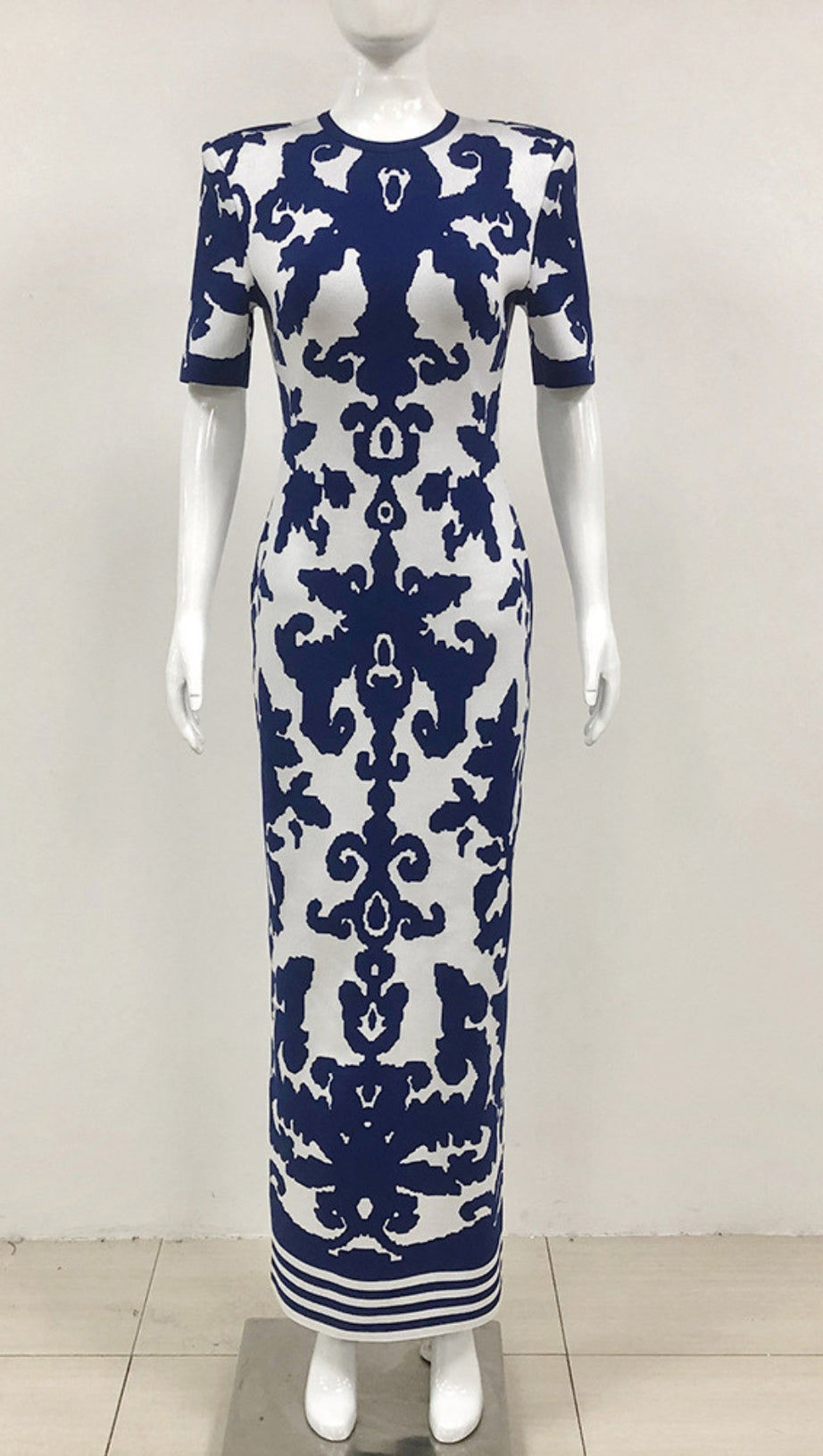 FLORAL - PATTERNED SHORT - SLEEVE MAXI DRESS IN NAVY - WHITE