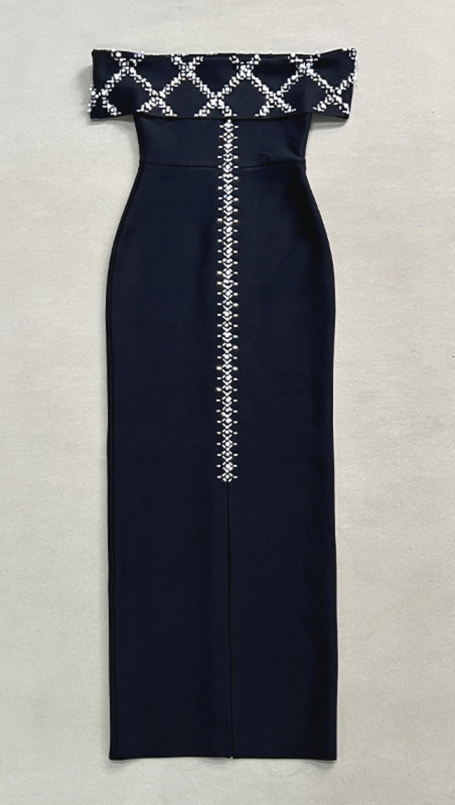 Schulterfreies, mit Strass verziertes Midikleid in Schwarz