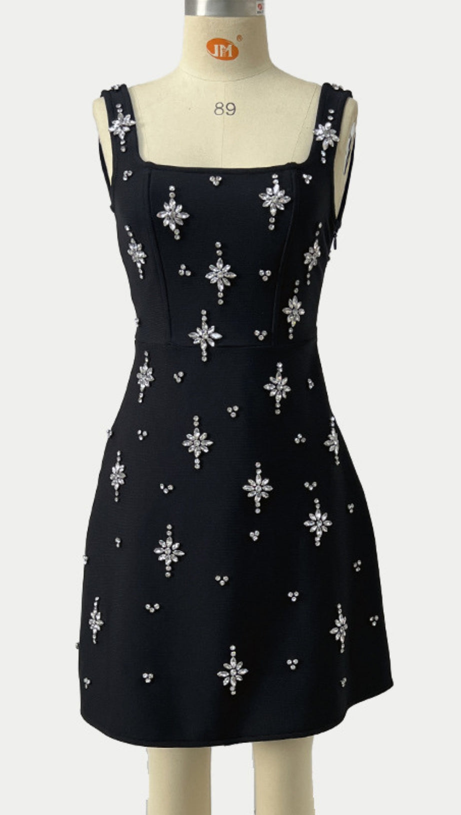 Schwarzes Minikleid mit quadratischem Ausschnitt und Strassverzierung