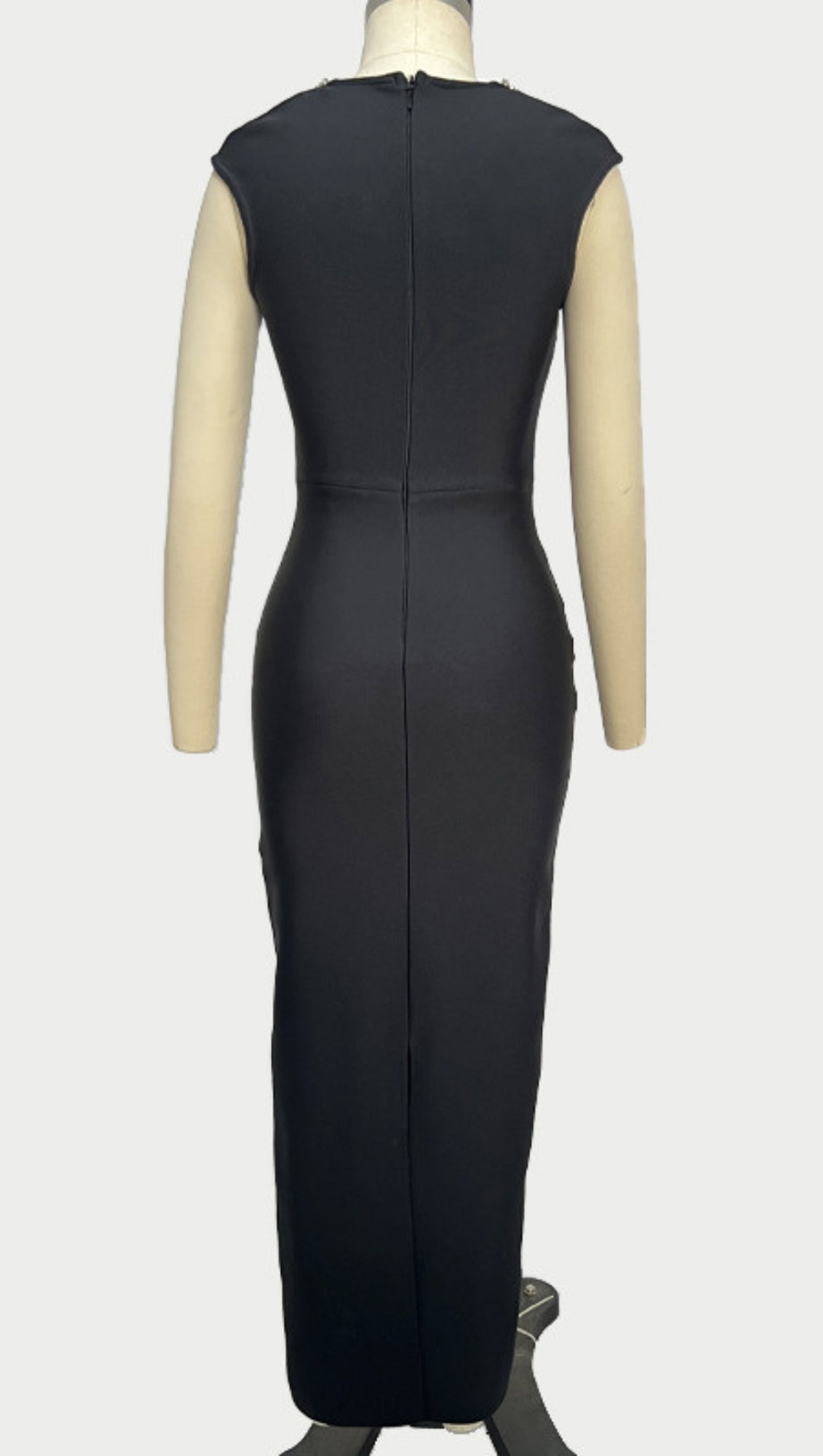 Schwarzes Midikleid mit quadratischem Ausschnitt und rosa Strassverzierung