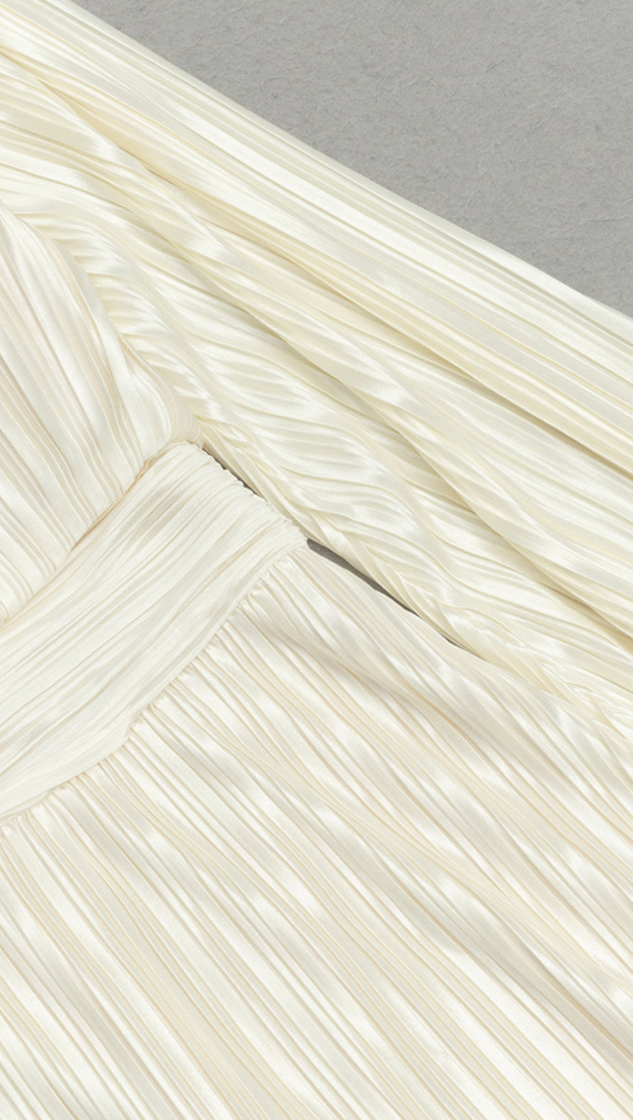 Plissiertes Minikleid mit Stehkragen und Gürtel in Weiß